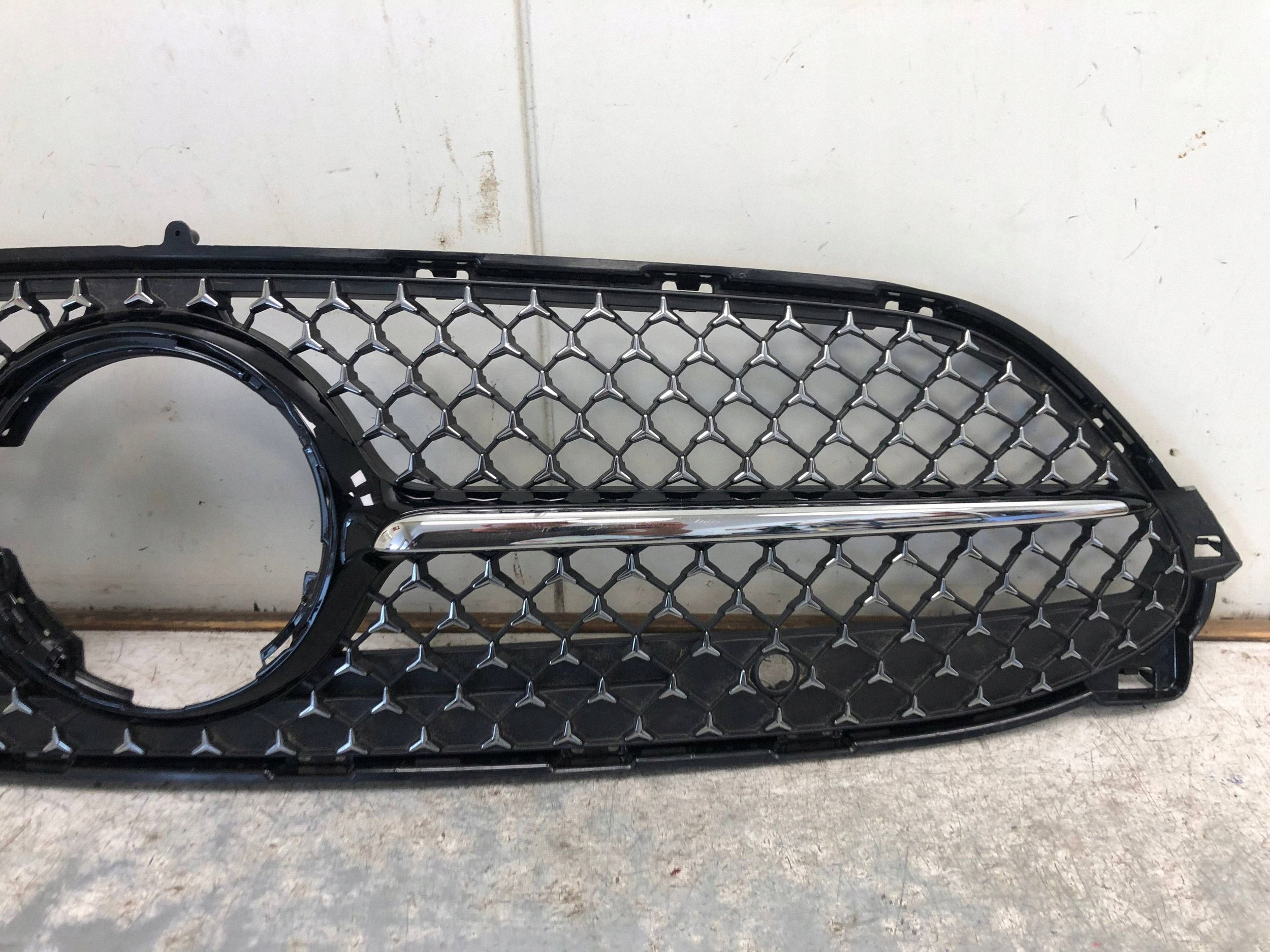 Grill Grill MERCEDES W236 C236 A2368880800