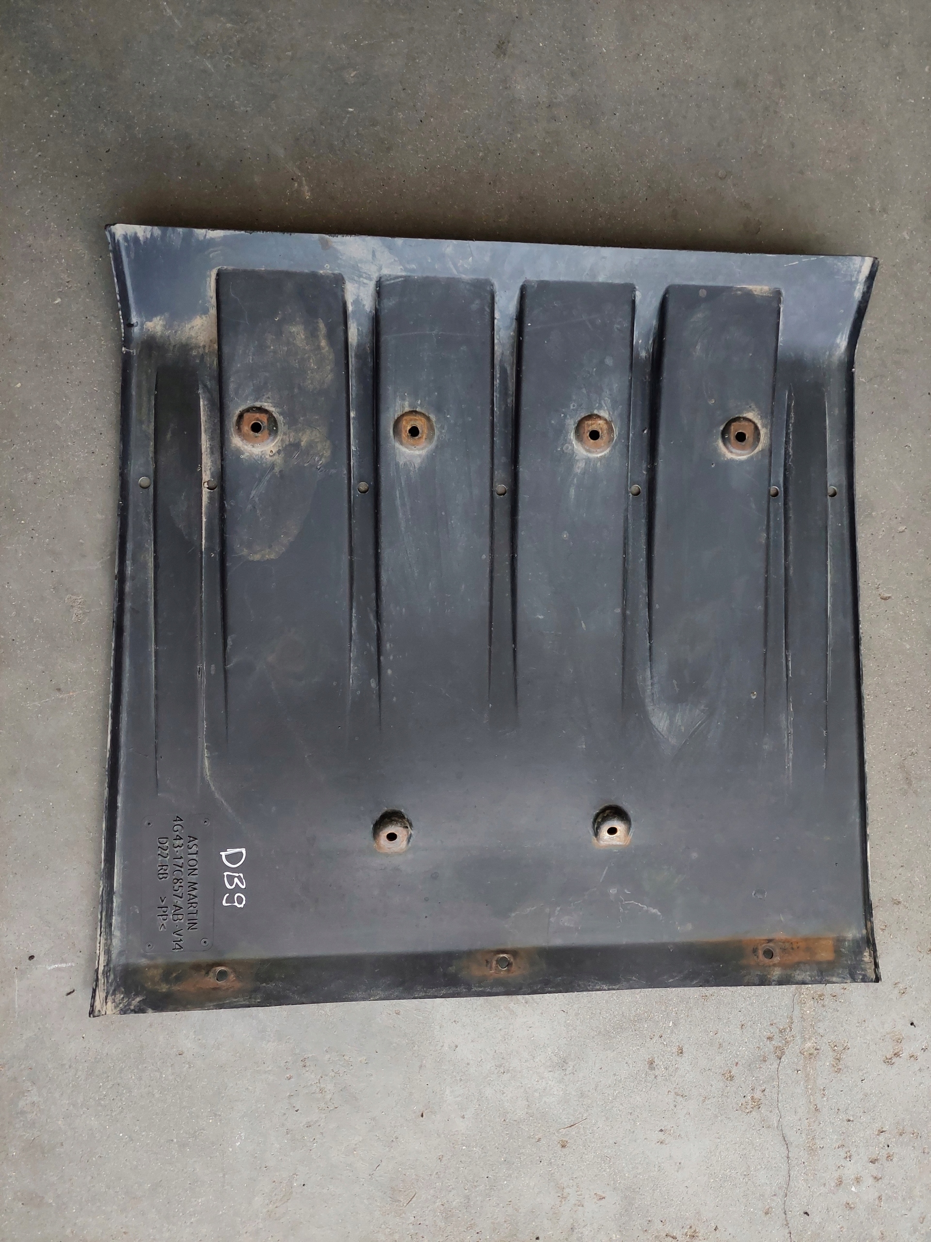 cover rear part rear chassis bodywork 4G43-17C857-AB ASTON MARTIN DB9
