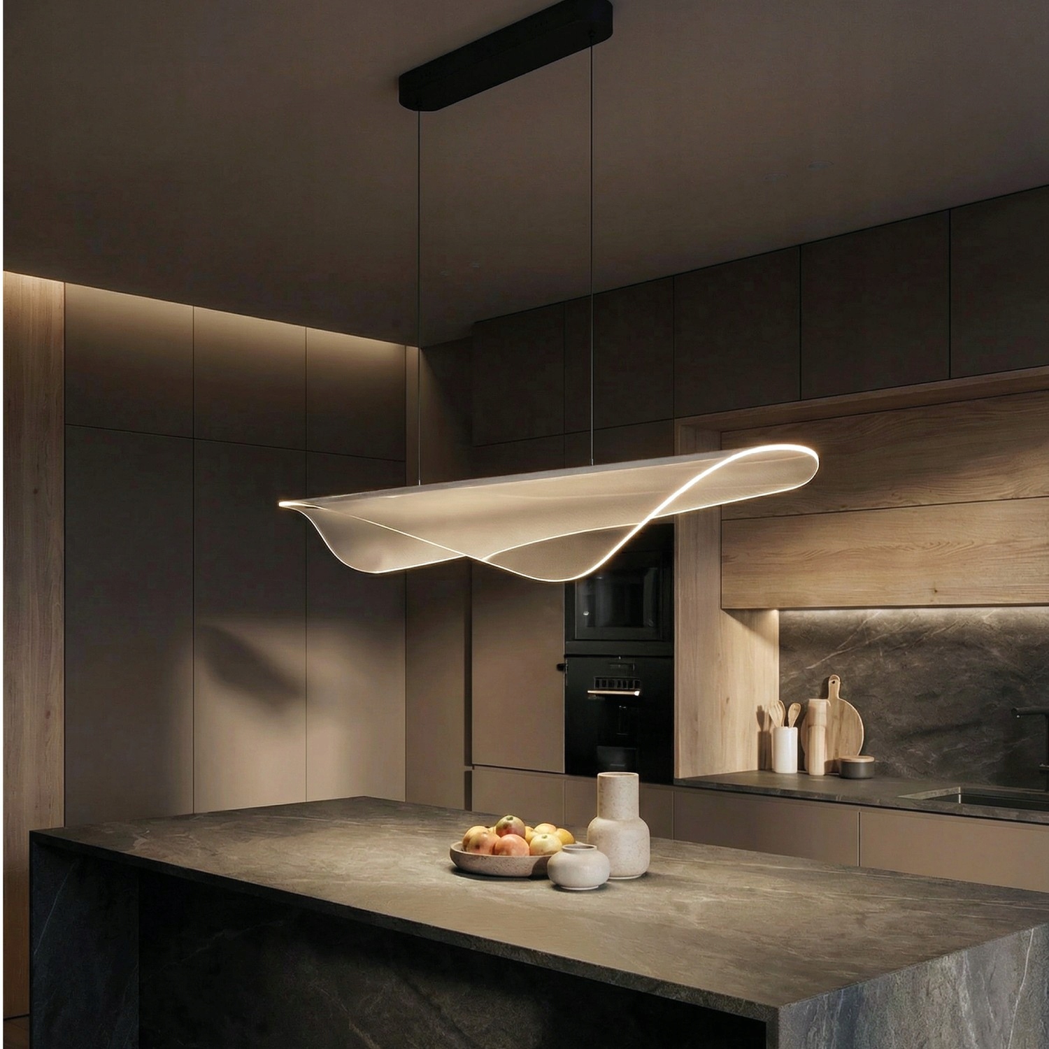 Lišta napodobující mořské stvoření, bezbarvé stínítko nad ostrovem, kuchyně Manta