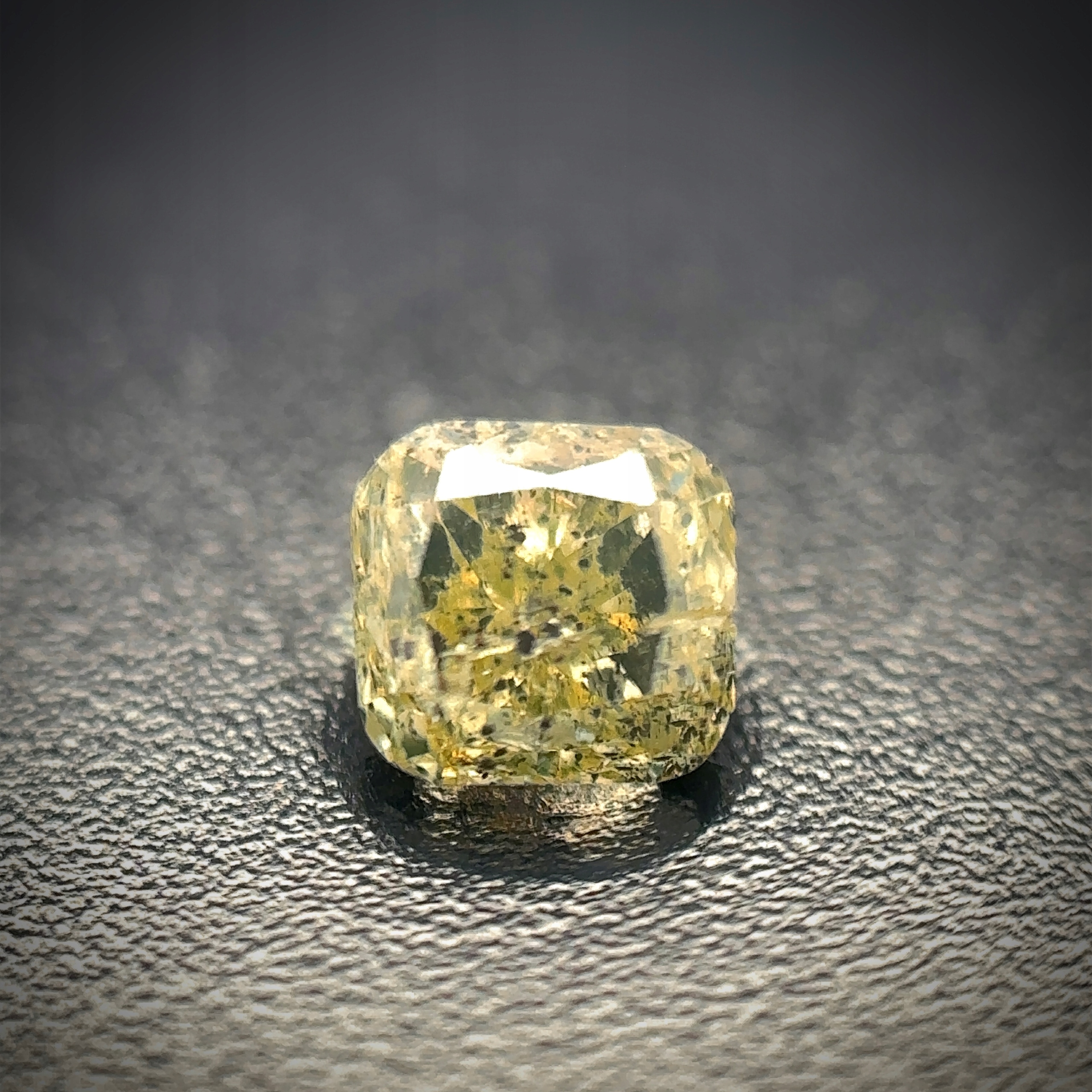 Přírodní Diamant 0.48ct Zelený Cushion I2 Certifikát Algt