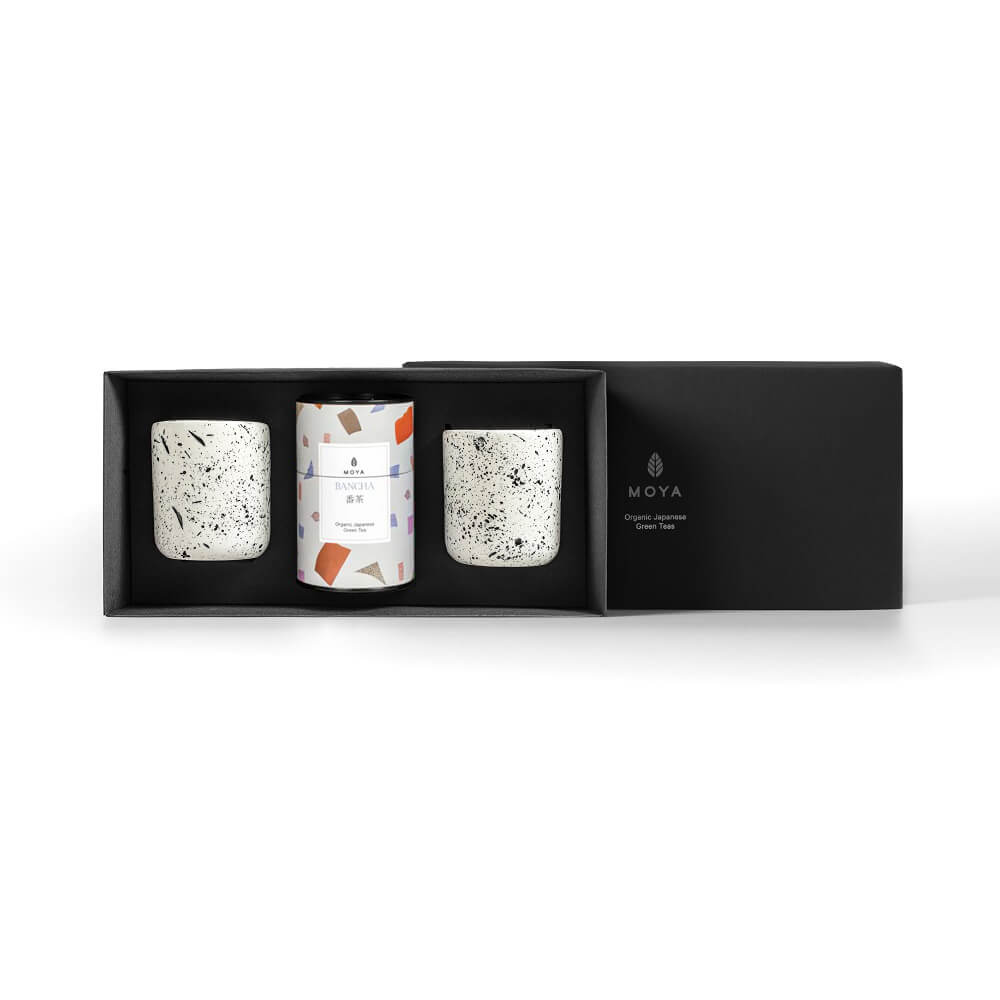 Levně Dárková sada organických zelený čaj Moya Bancha a 2 hrnků Shimo