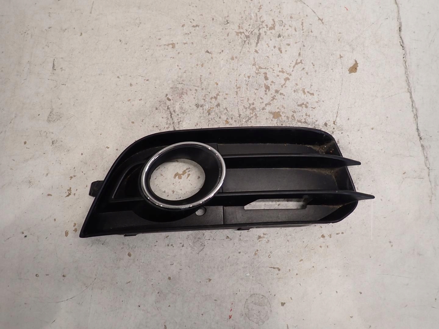 grid of a bumper right AUDI A1 2010- 8X0807682A