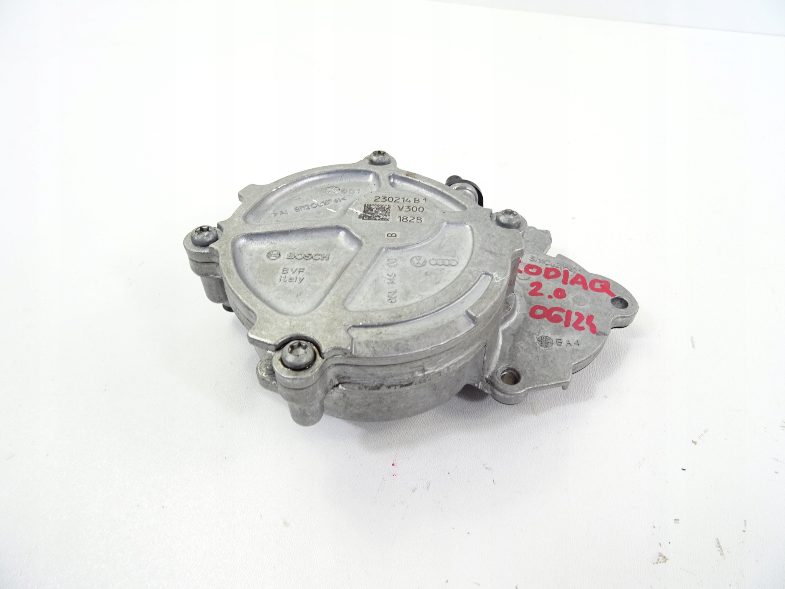 насос вакум Audi A6 C8 A4 B9 A5 Q5 II 2.0 tdi 05L145100B