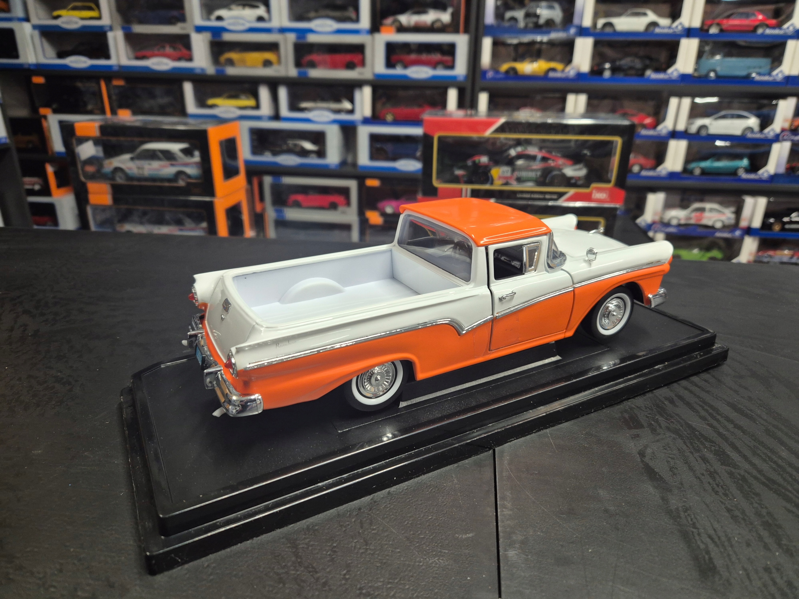 FORD RANCHERO 1957 1/18 ROAD SIGNATURE LCD 92208 Stan złożenia Całość / die cast
