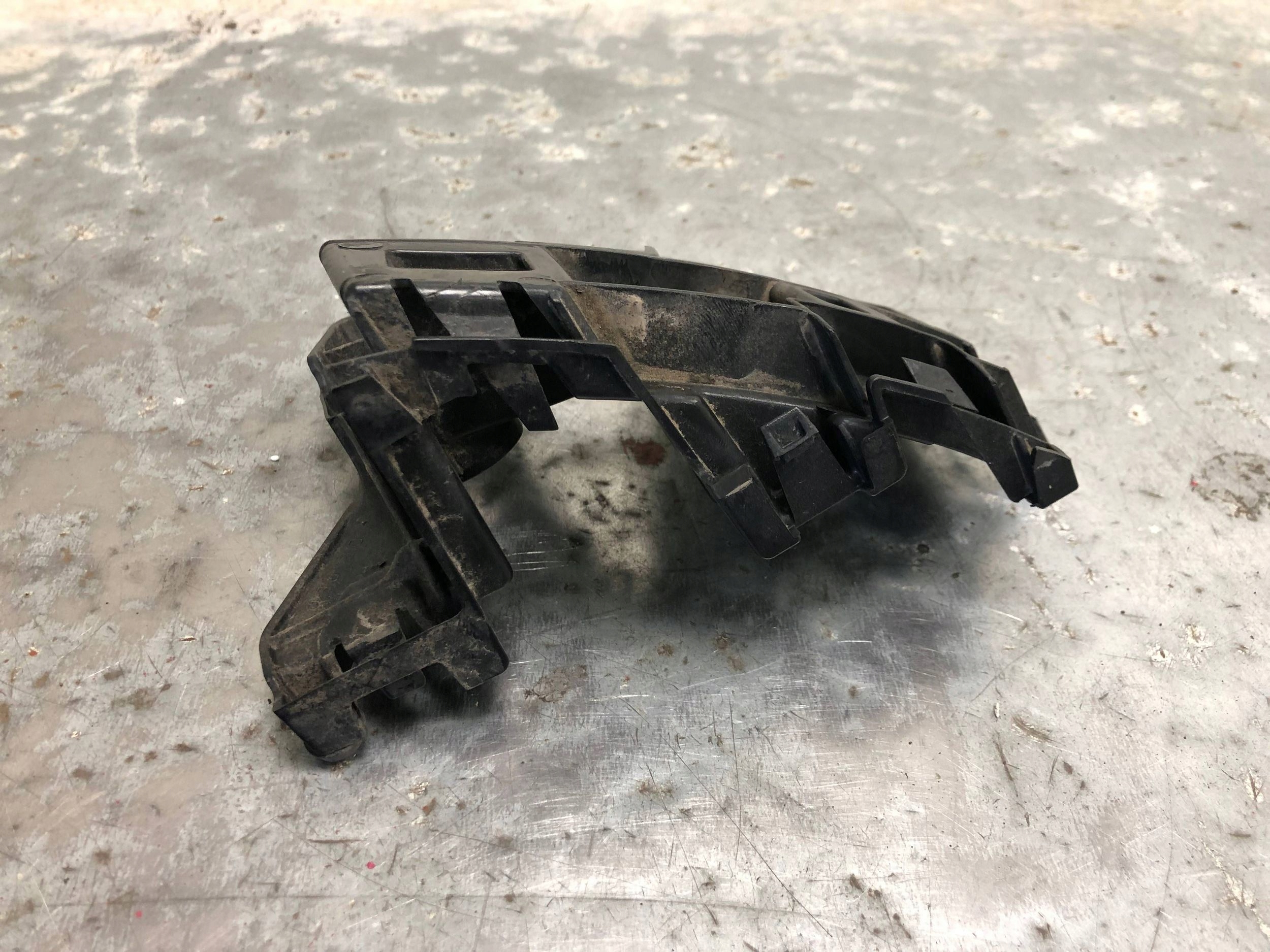 bumper bracket left rear part VW PASSAT B8 KOMBI 3G9807483A