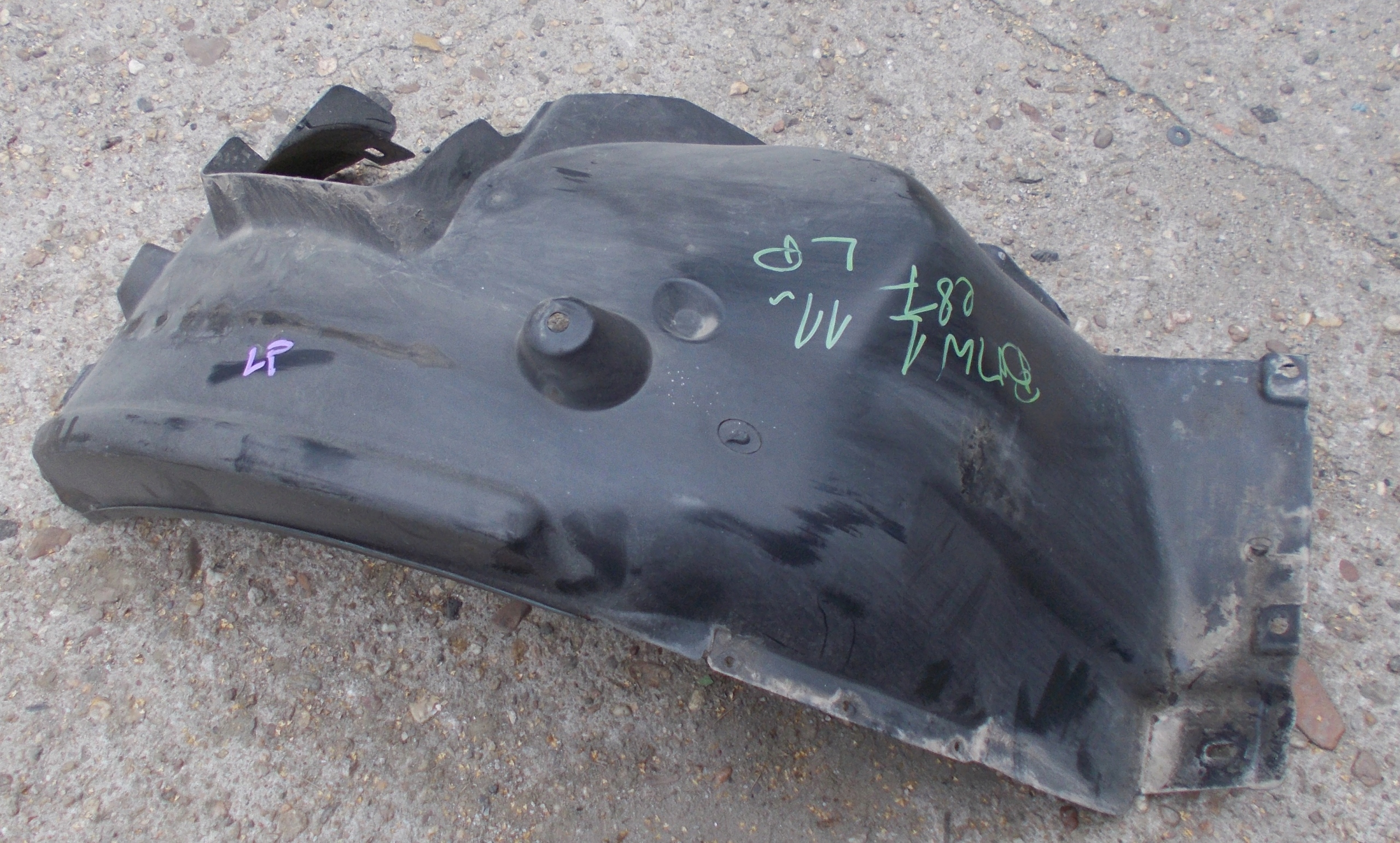 BMW E87 2.0 D 11R mudguard left front 7059371