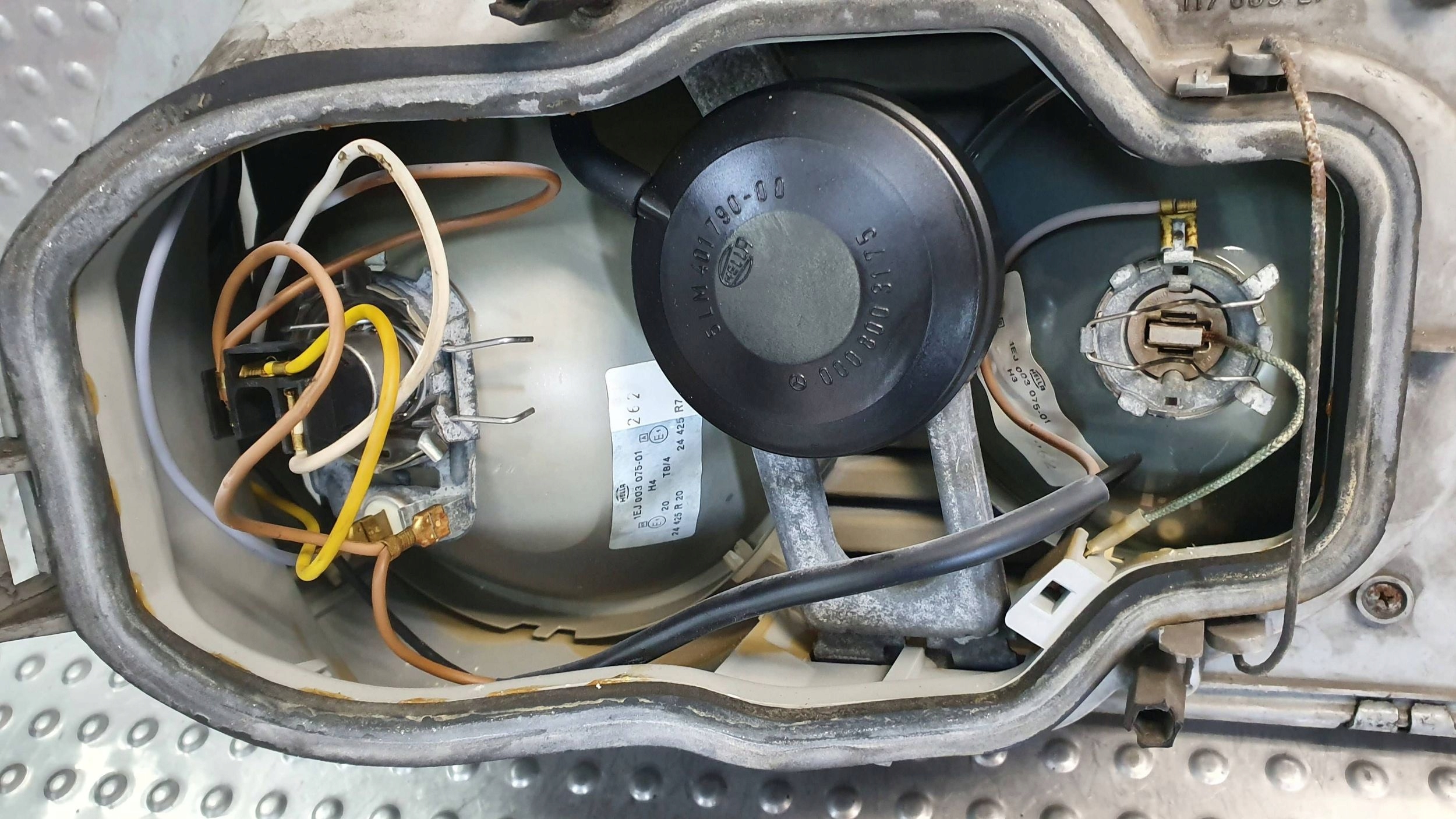 light front left MERCEDES W123 75