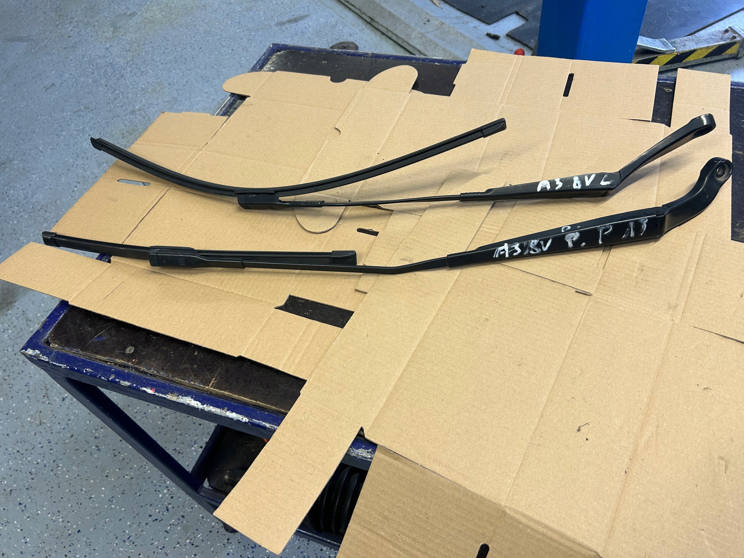 AUDI A3 8V wiper arm left right