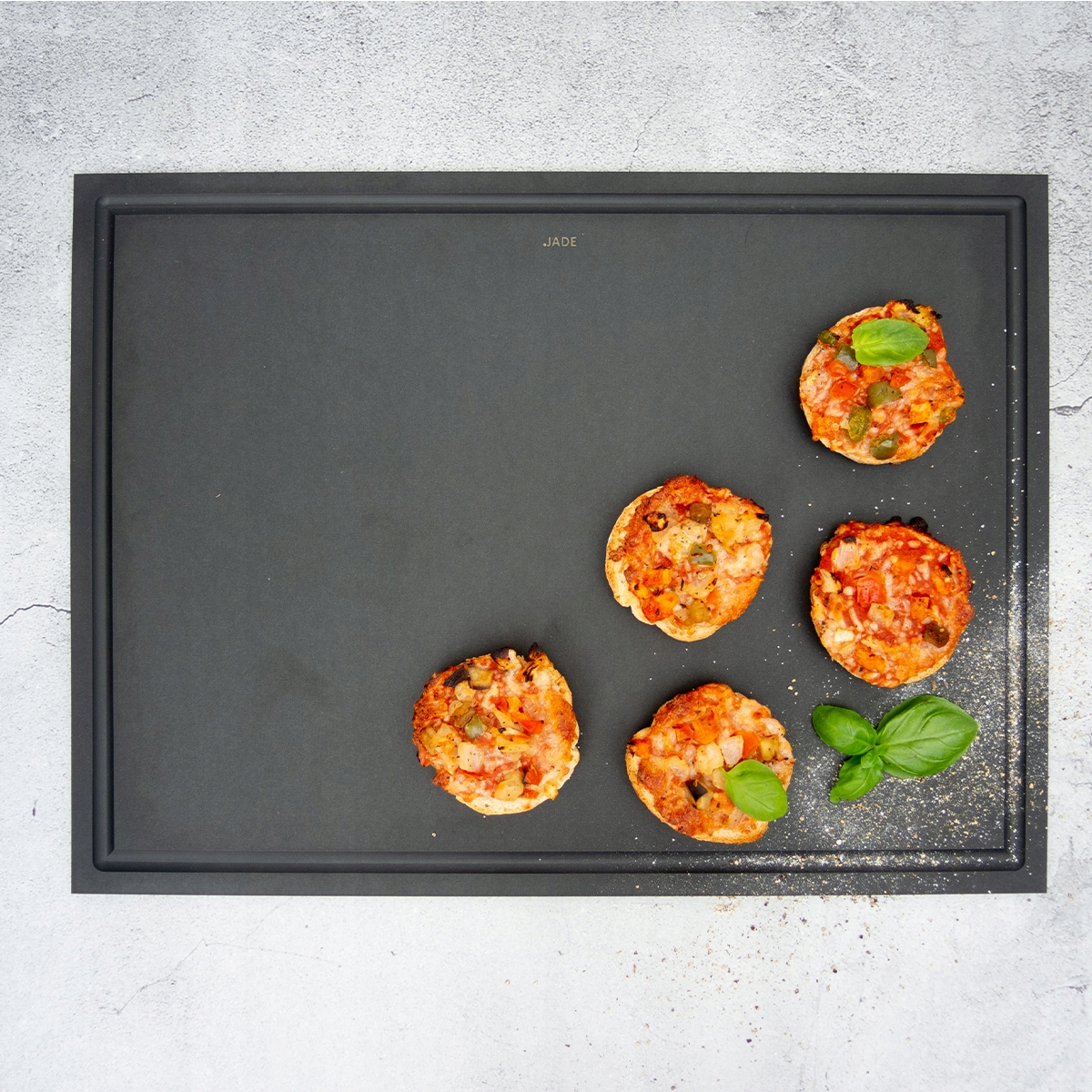 Deska Jade s podnosem z laminátu a dřevěných vláken z borovice 37x27,5x0,6 Pro Edge