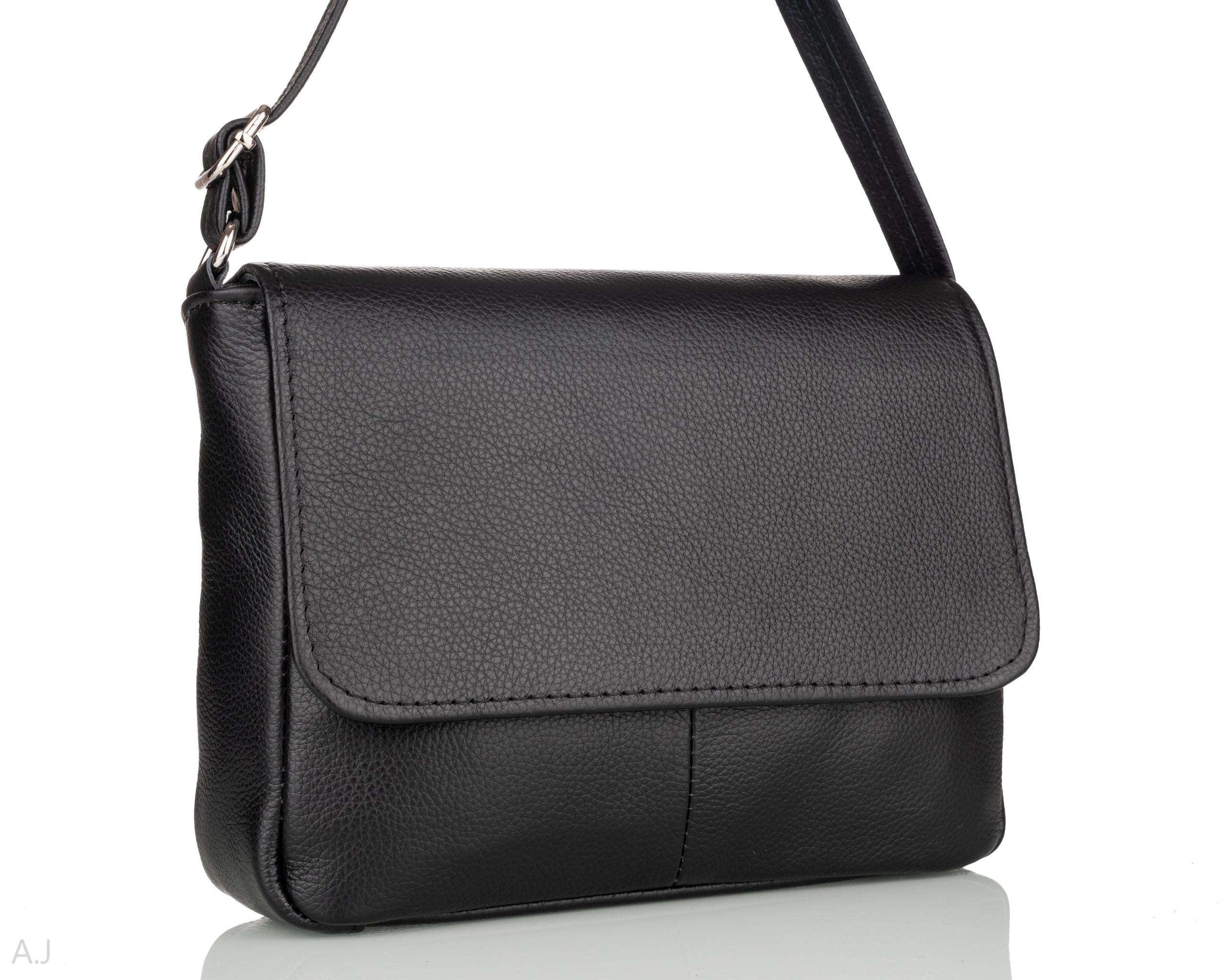 Dámská kožená kabelka přes rameno s klopou, černá