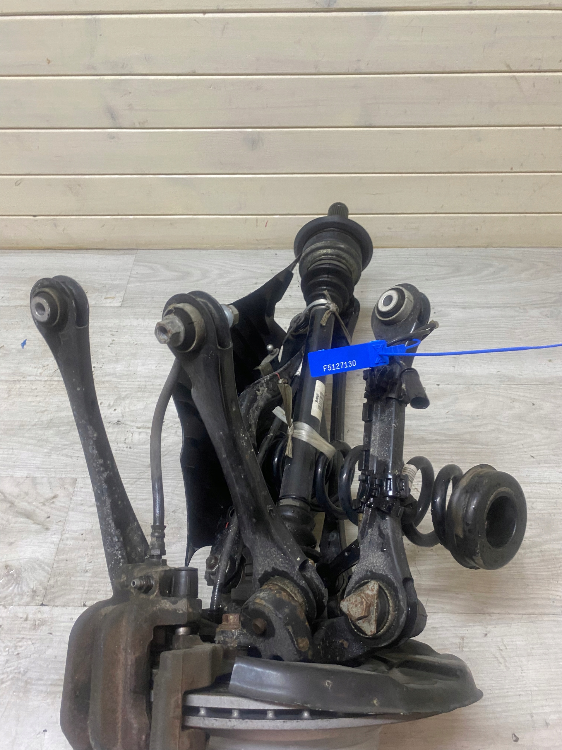 BMW 3 F30 swing arm left rear part semi-axis 7597685