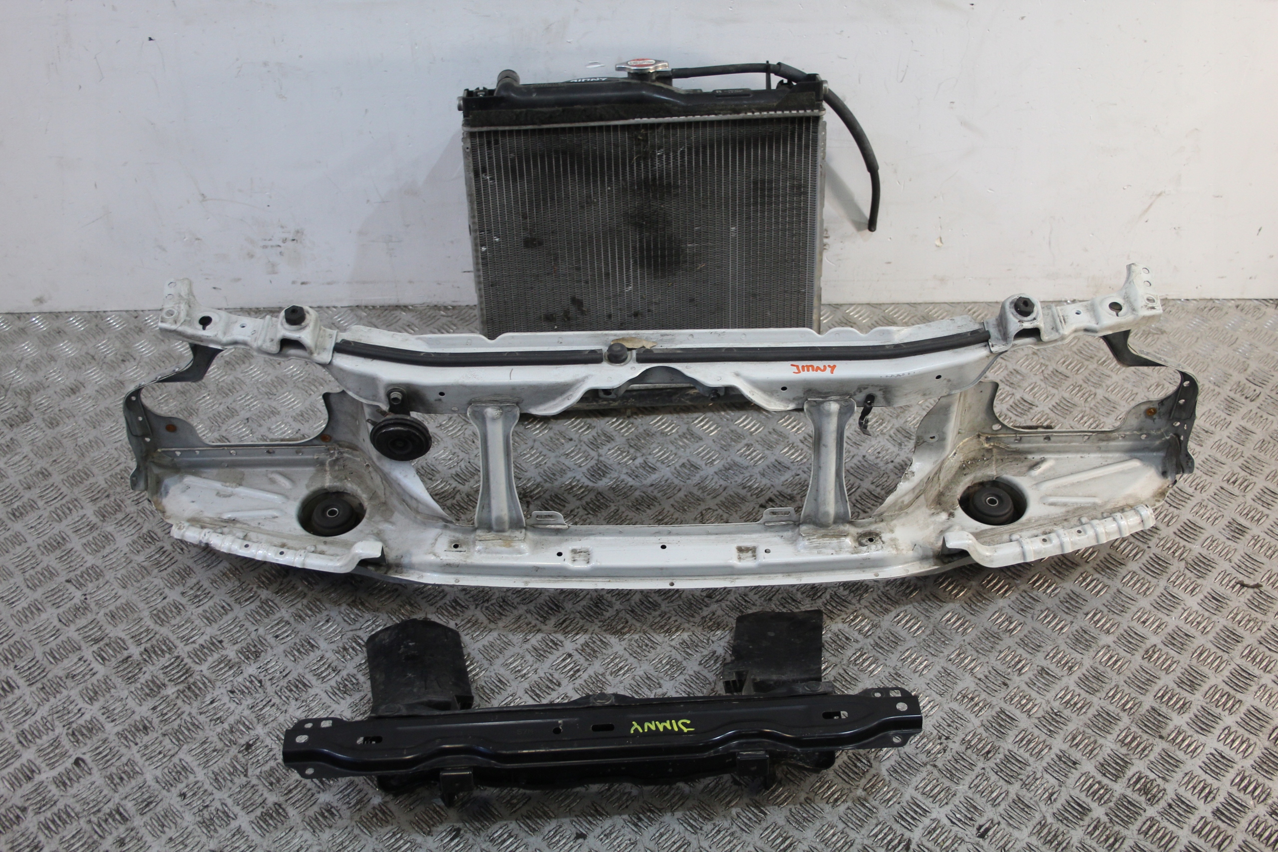 PAS PRZEDNI CHŁODNICE SUZUKI JIMNY 3 LIFT 1,3 I