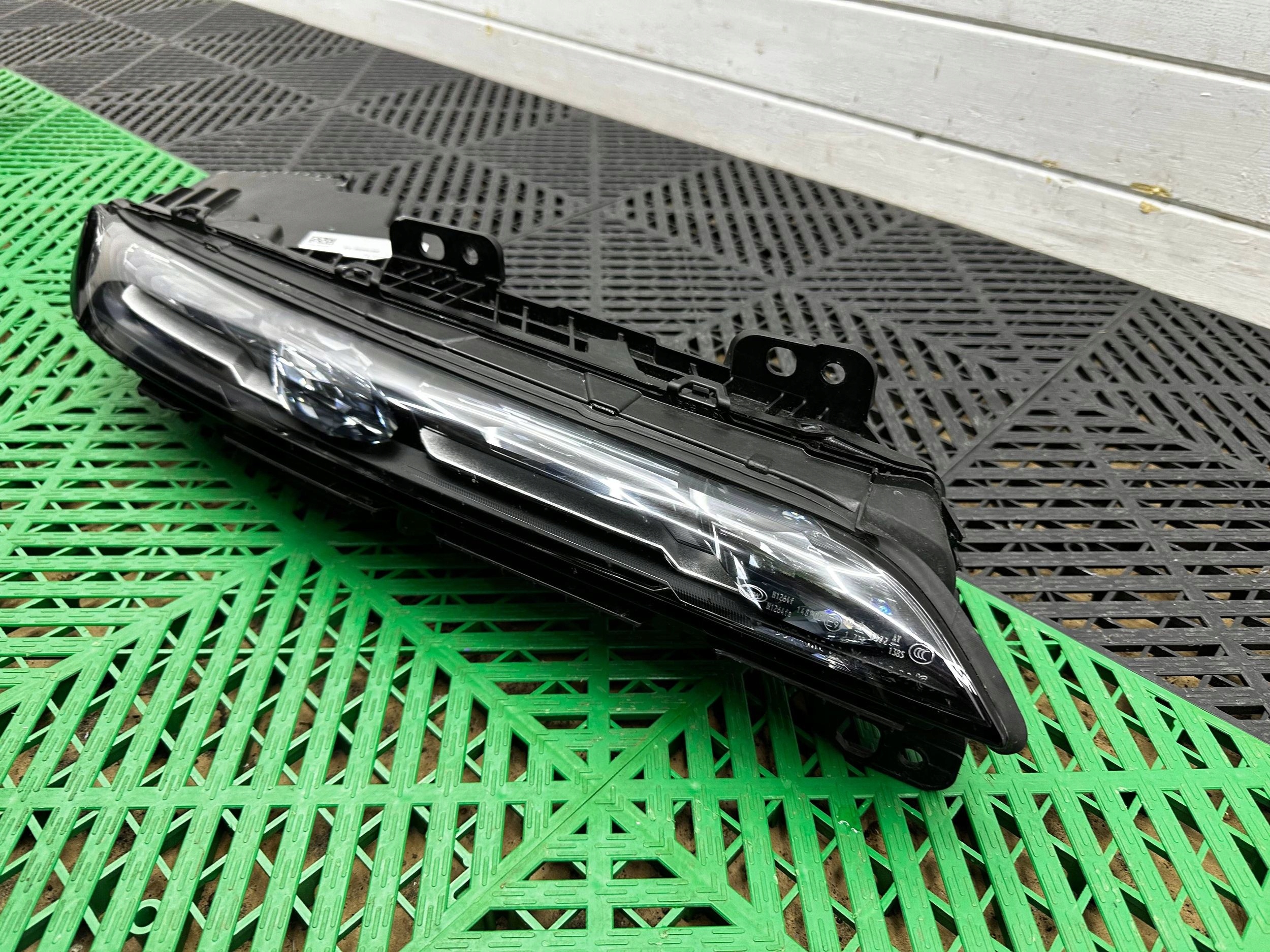 Reflektor svarowski vorne Seite rechts BMW 7 G70 9879936