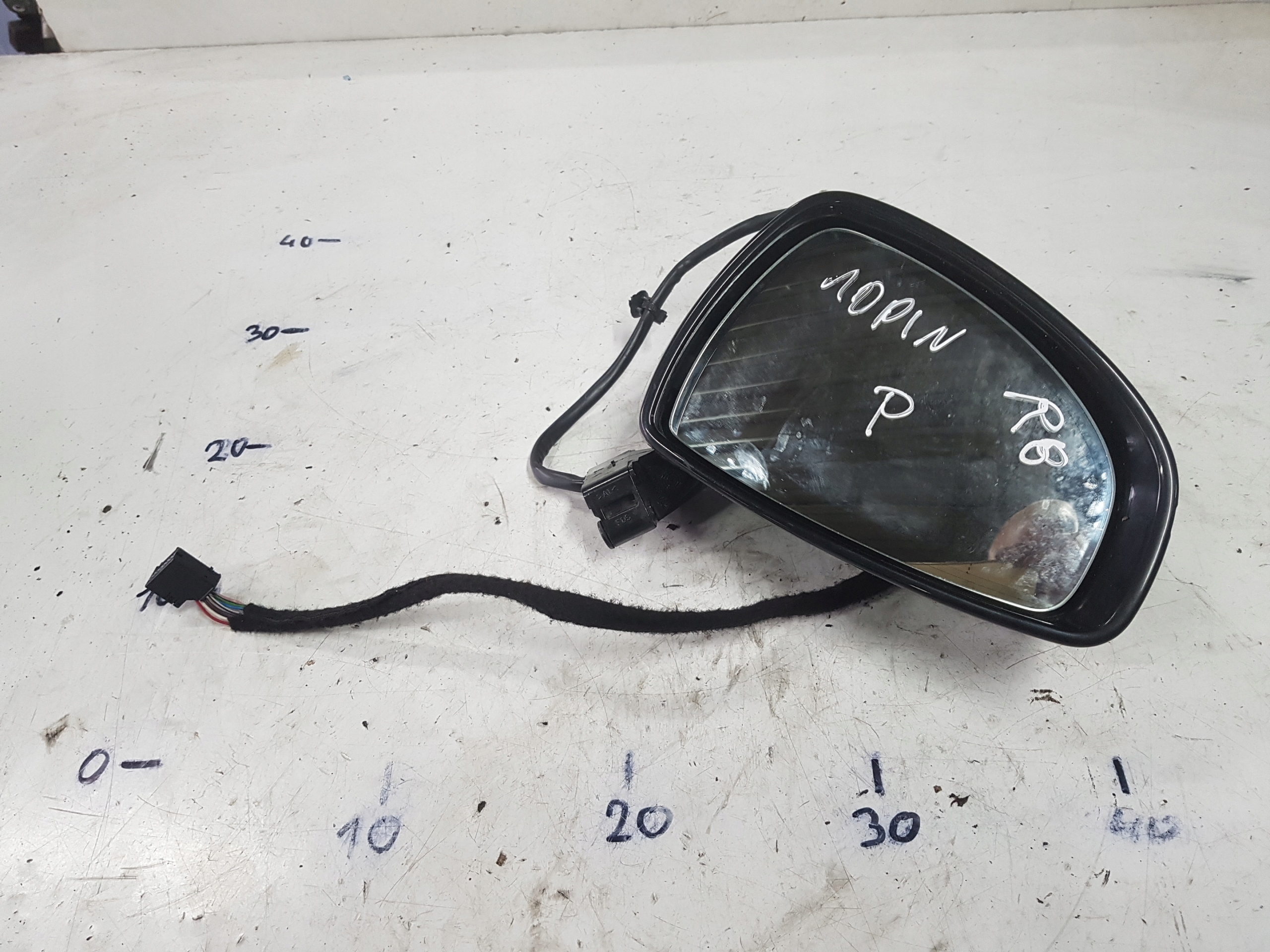 AUDI R8 420 06r- LUSTERKO PRAWE 10 KABLI Strona zabudowy prawa