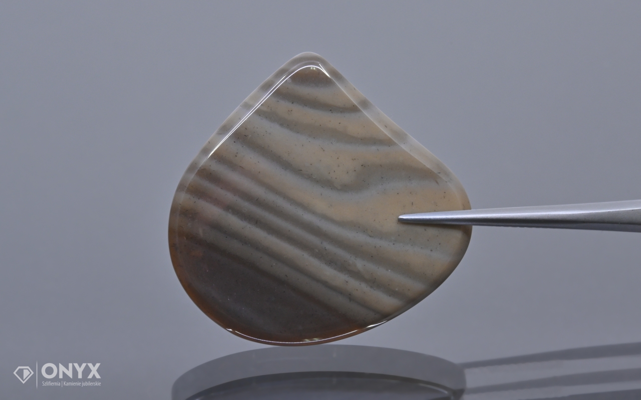 Křemílek pruhovaný kabošon nepravidelný 32,5x31 mm