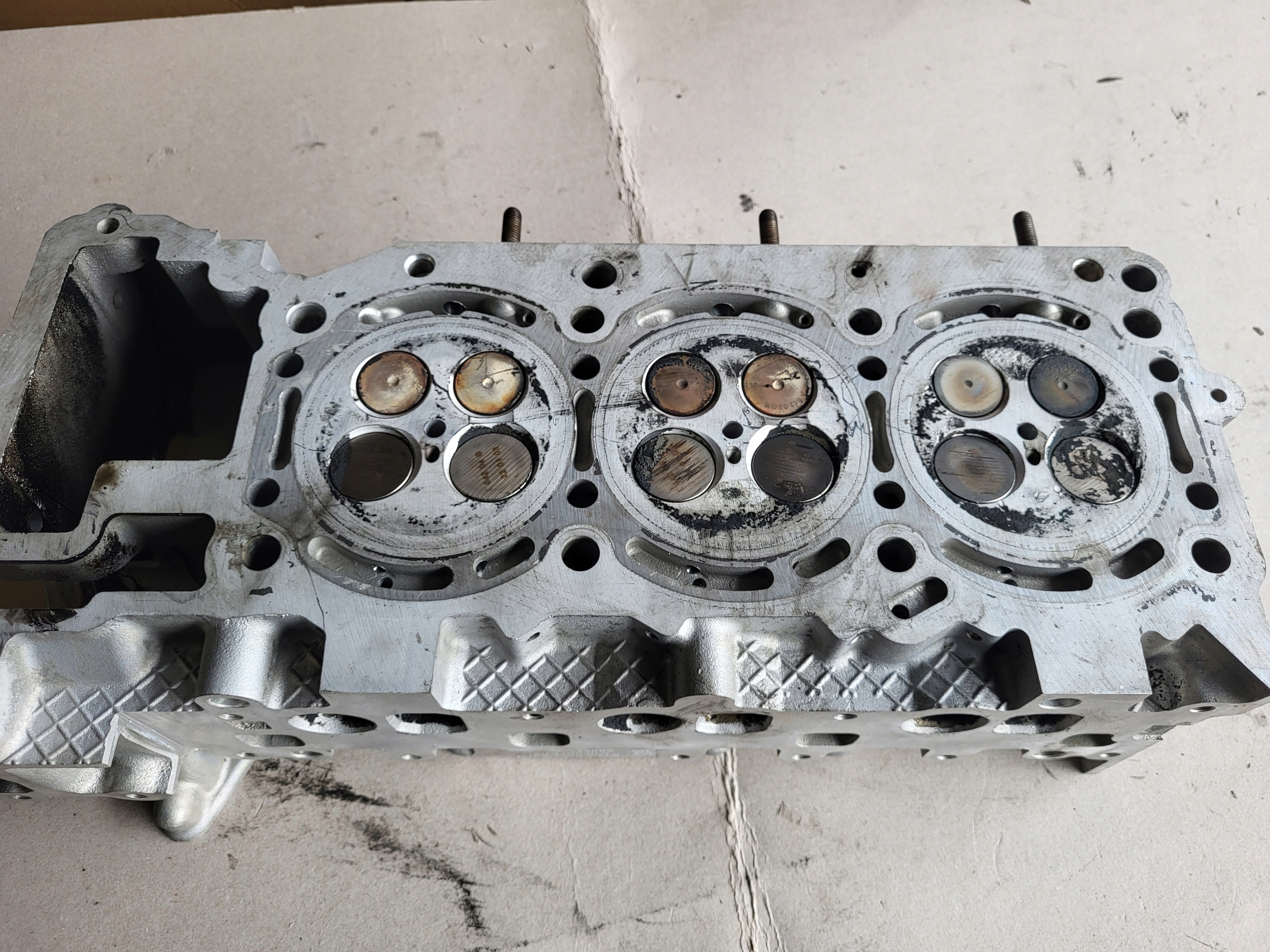 GŁOWICA ZAWORÓW MERCEDES W211 W209 W219 W221 3.0 CDI V6 R6420163901 Numery katalogowe zamienników R6420163601