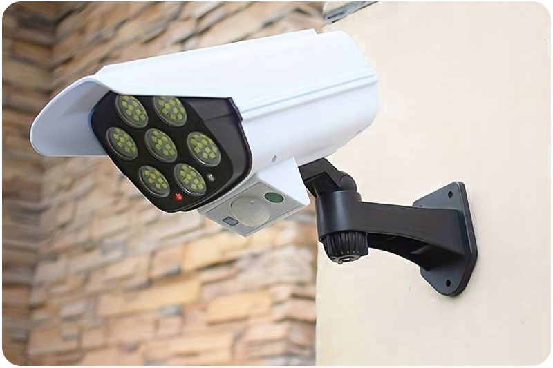 ATRAPA IMITACJA KAMERY Z DIODĄ CZUJNIKIEM RUCHU 2w1 MONITORING LAMPA LED Kod producenta DecCamFalse01