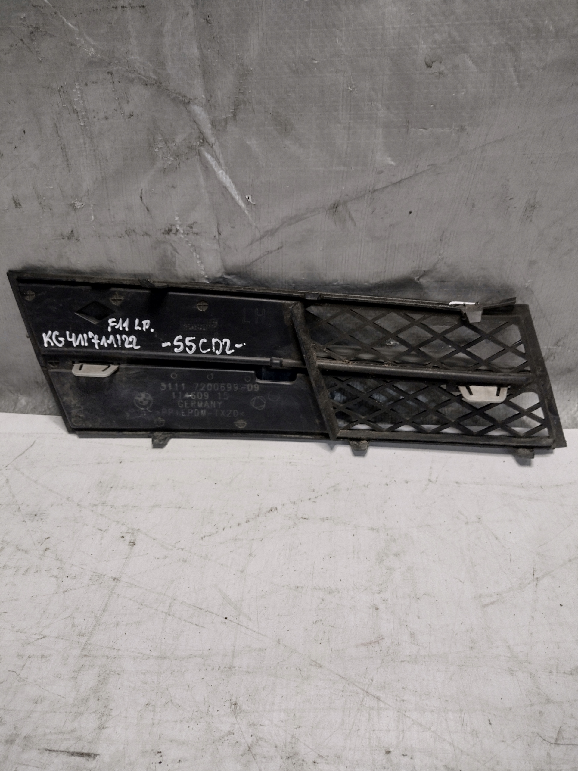 grid of a bumper left front BMW F11 7200699