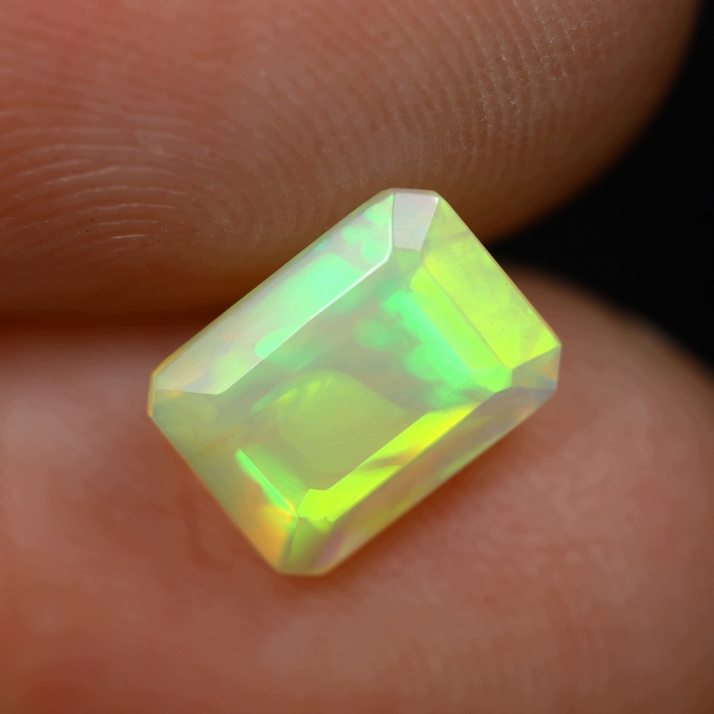 Přírodní opál 0.99 ct Osmiúhelník Etiopie certifikát Wbd