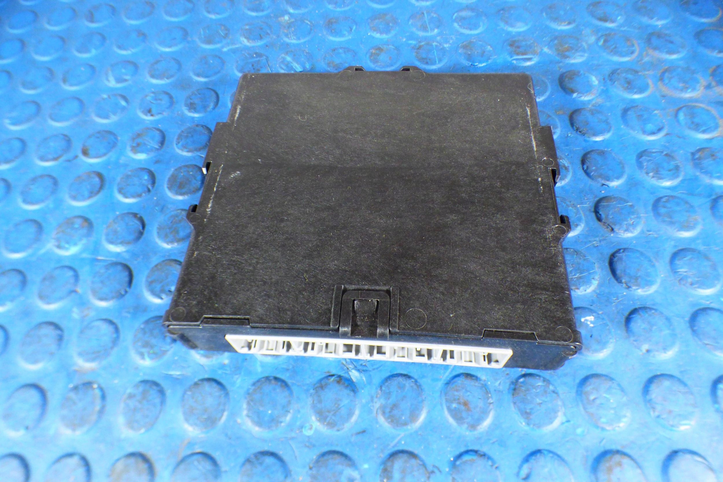 Toyota Auris EII module control unit hybrid 89981-02140 stBDB