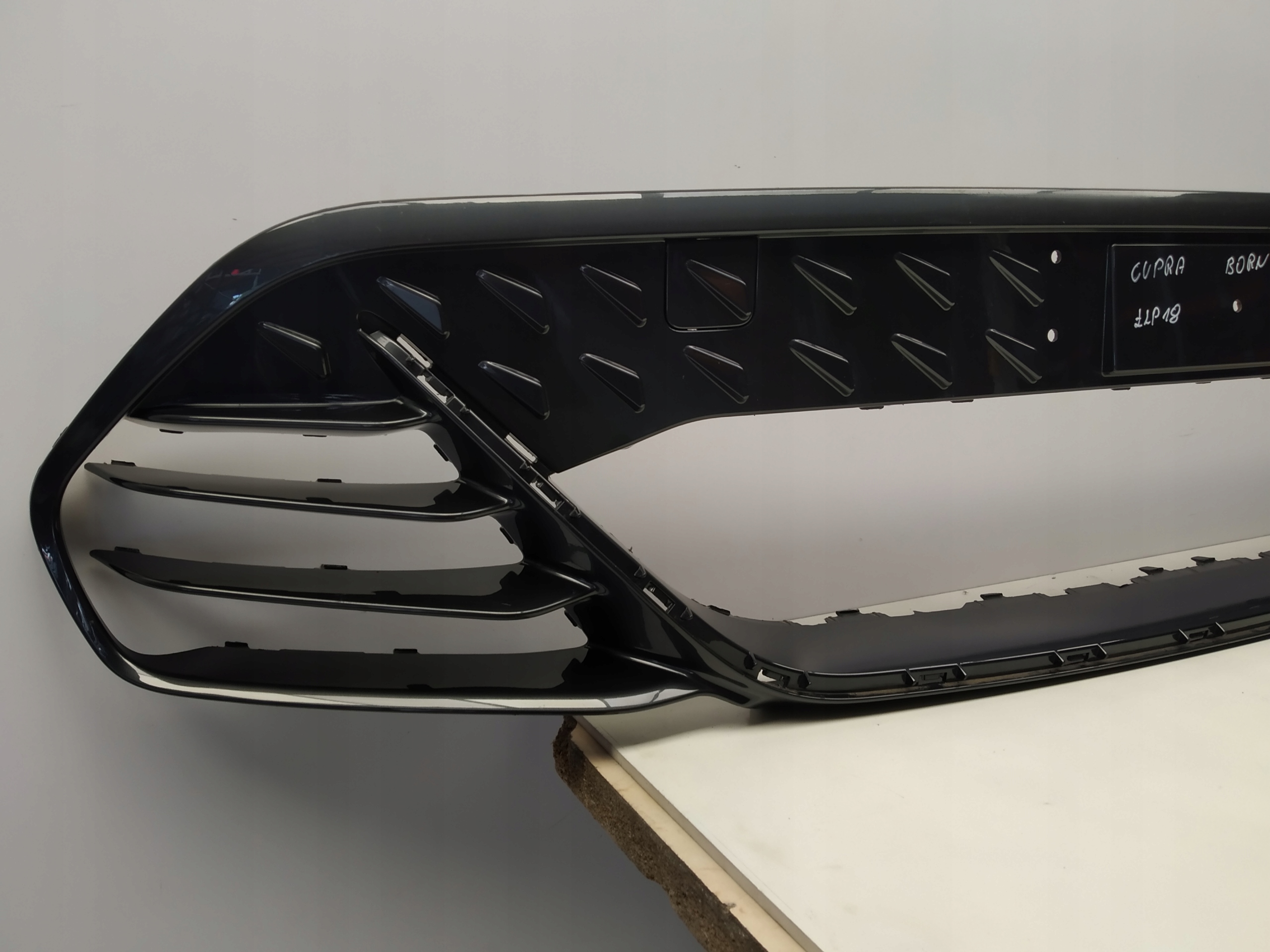 Seat Cupra Born grid central cap of a bumper front original 1OE805903C