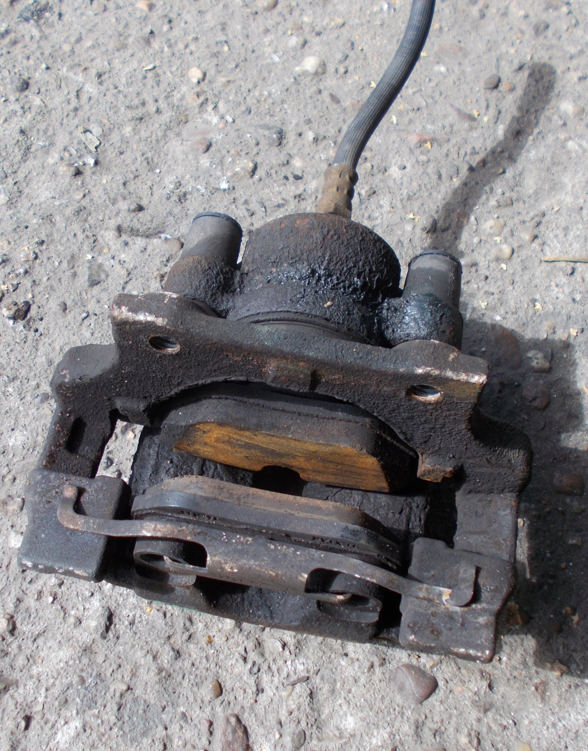 BMW E87 2.0 D 11R caliper left rear part
