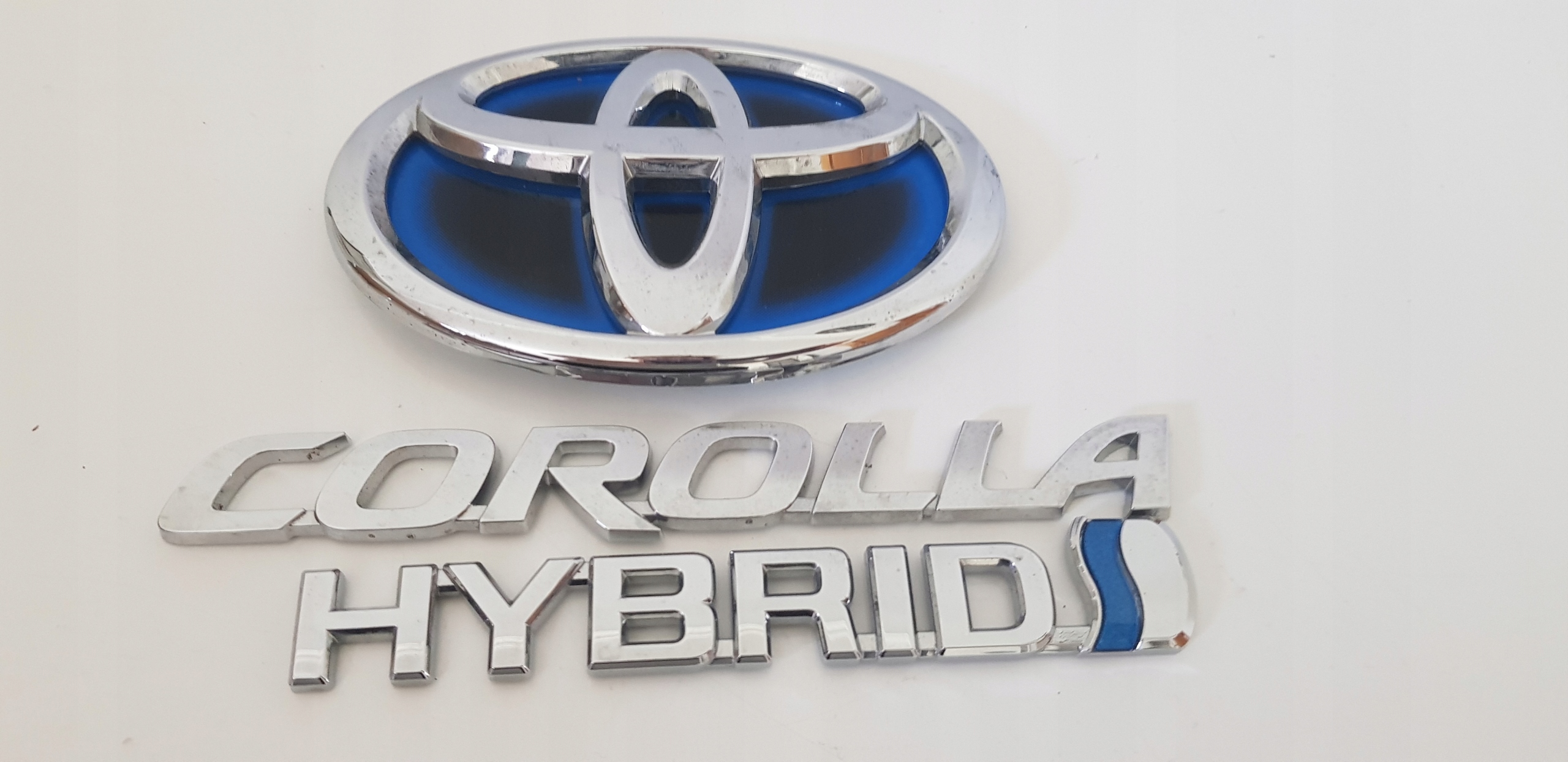 Toyota Corolla Cross Hybrid 2022-23 Emblém Klapky