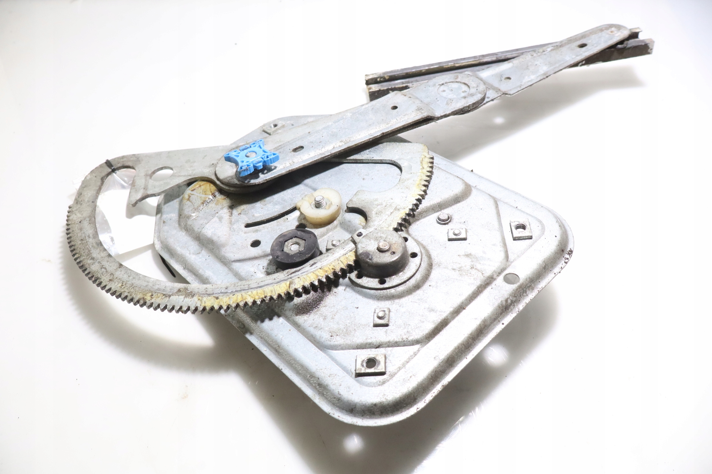 MECHANIZM SZYB LEWY PRZÓD SCANIA R410 Jakość części (zgodnie z GVO) O - oryginał z logo producenta pojazdu (OE)