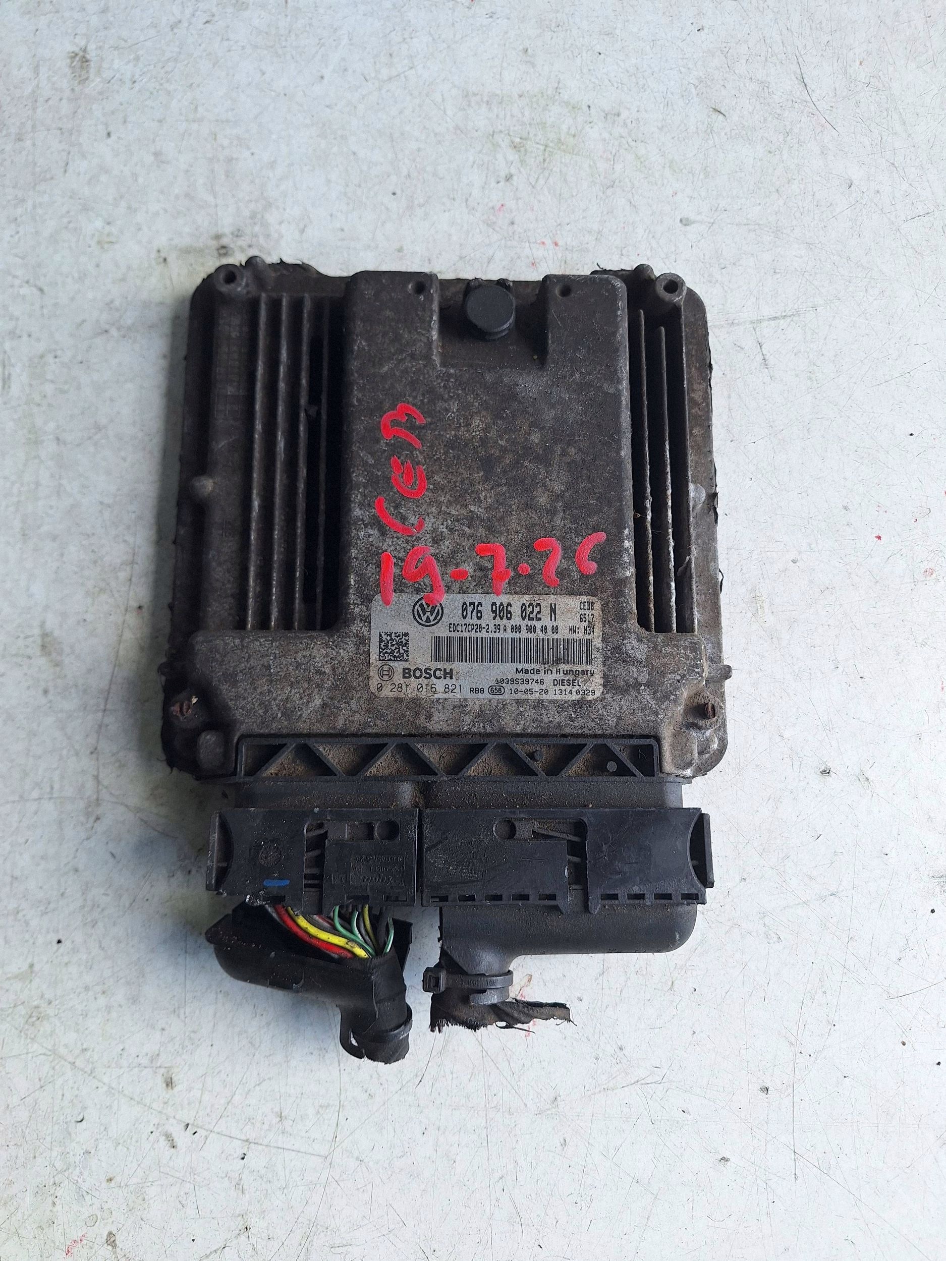 VOLKSWAGEN computer control unit of the engine 076906022N BOSCH 0281016821