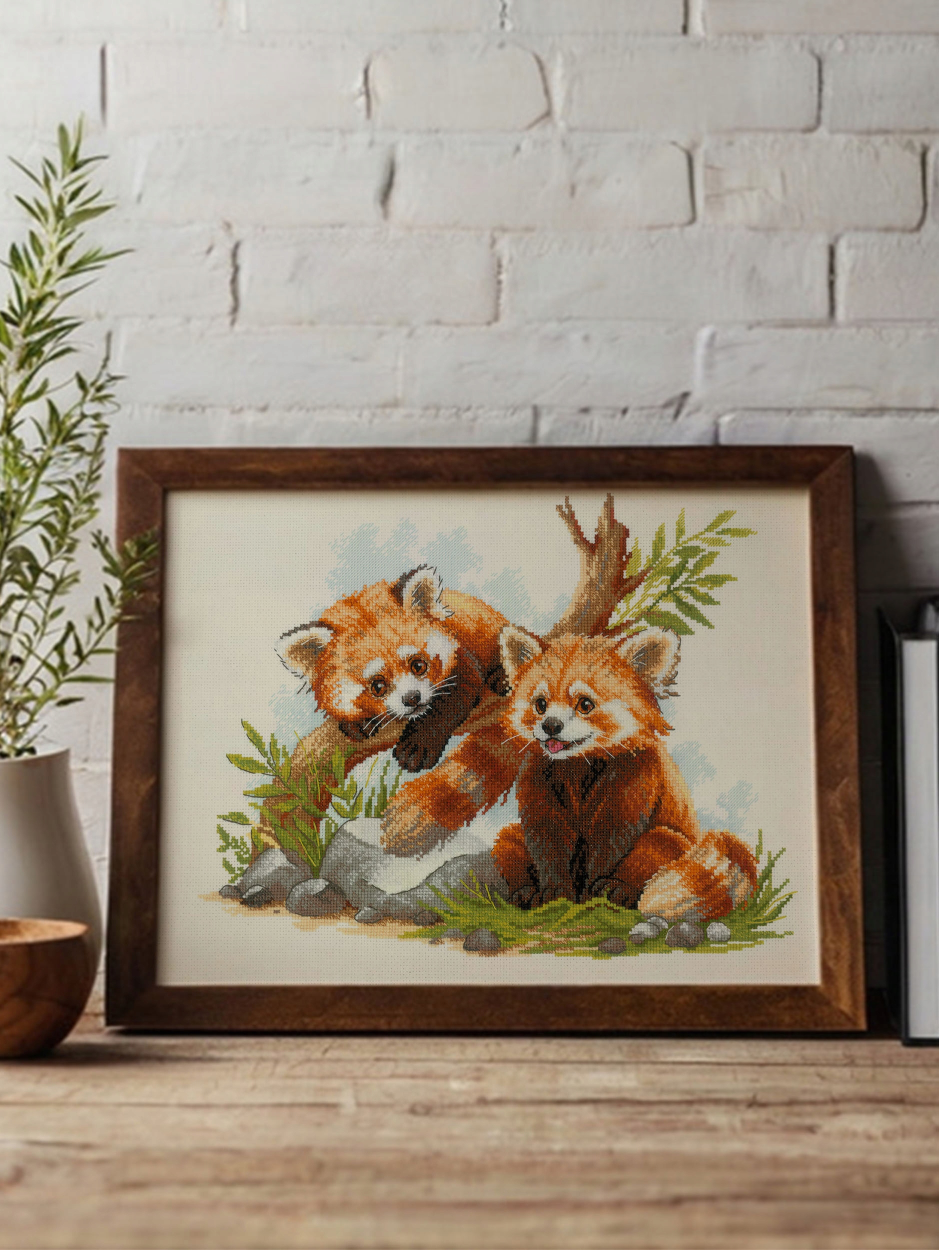 Riolis 2257 Mladé pandy červené – sada pro křížkovou výšivku 40 x 30 cm