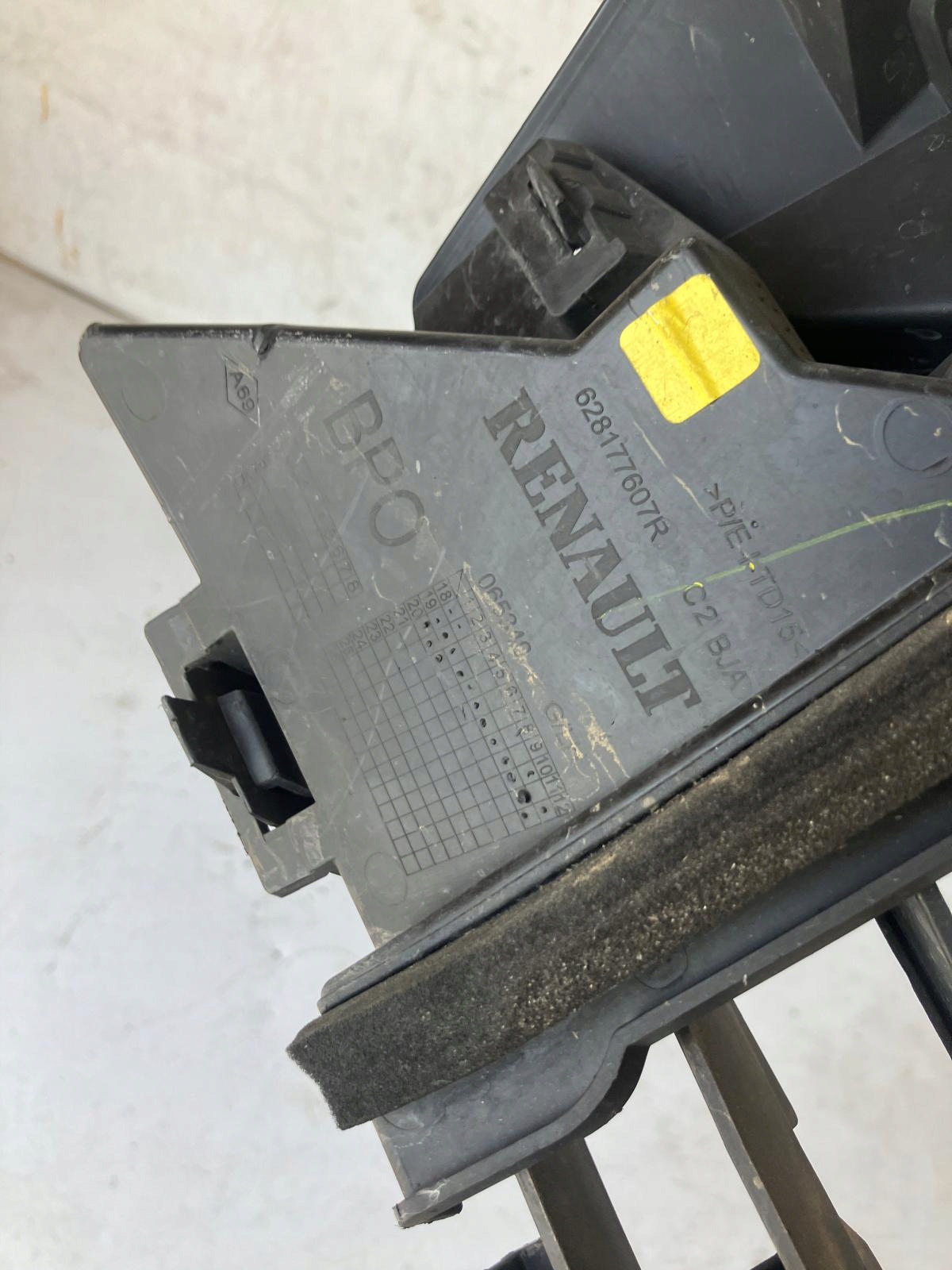grid central of a bumper front RENAULT CLIO V 622546955R