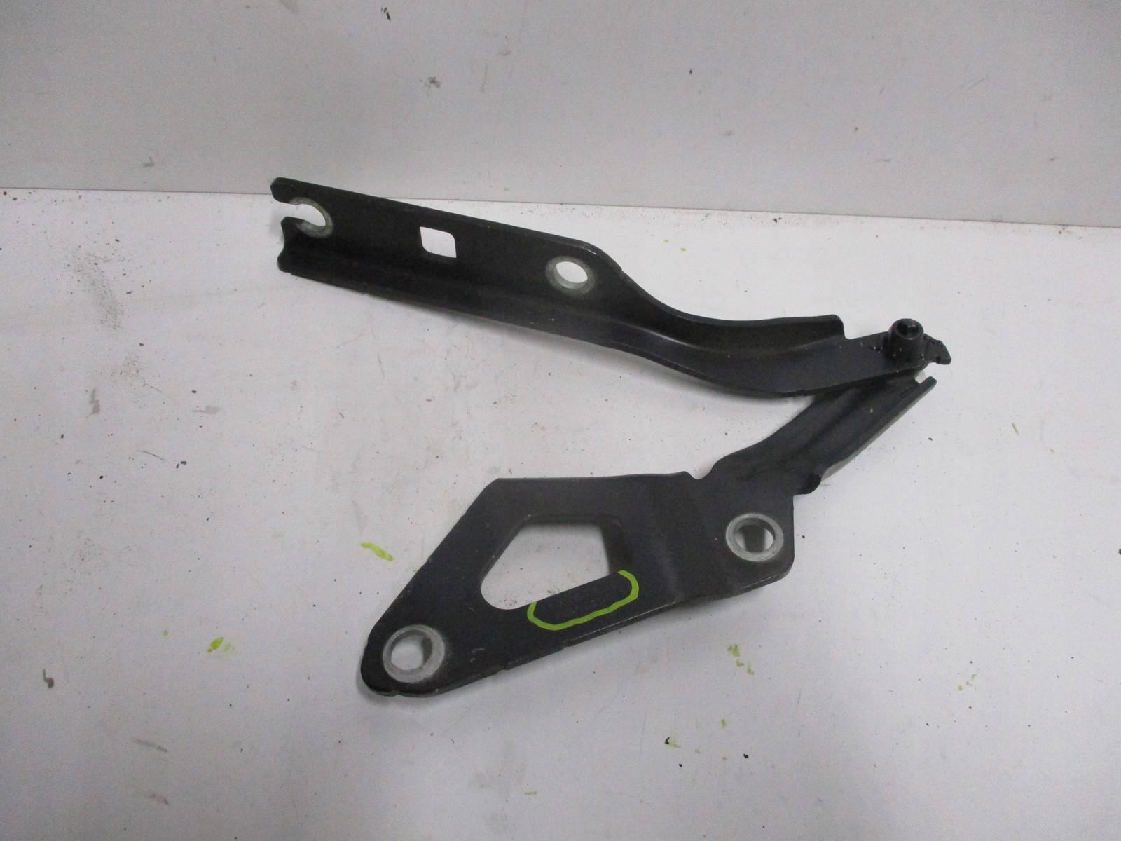 Завіса петля капоту VW Tiguan II 2na prawyna823302h