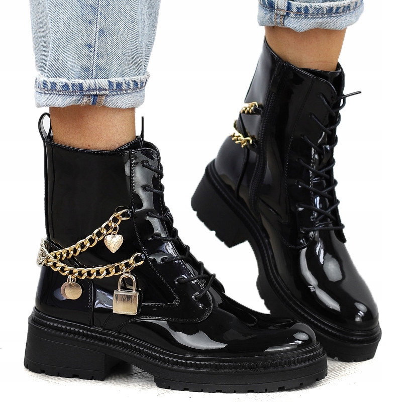 Černé kotníkové boty s lakovaným zlatým řetízkem