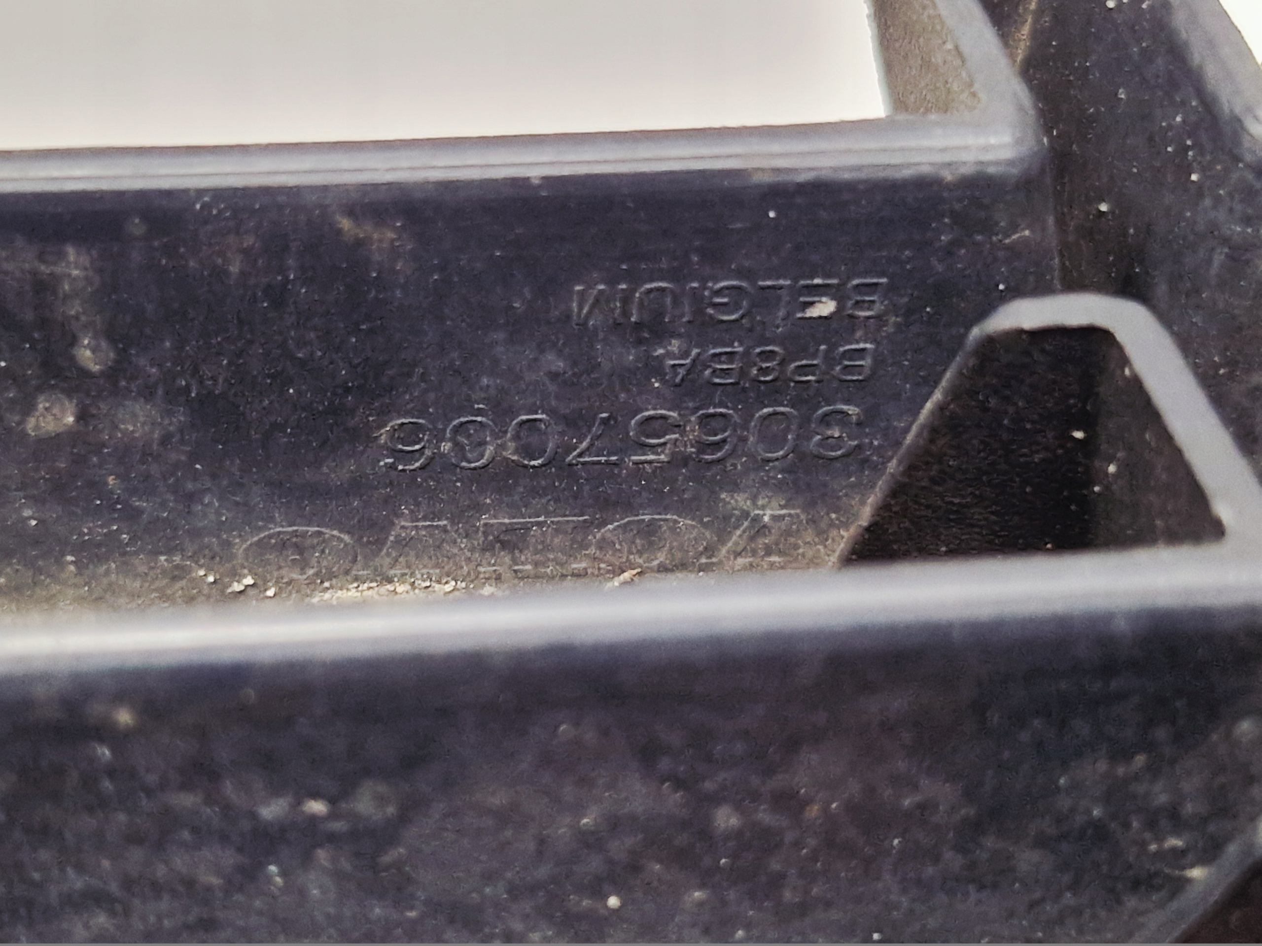 grid of a bumper front central VOLVO V50 S40 II 30657006