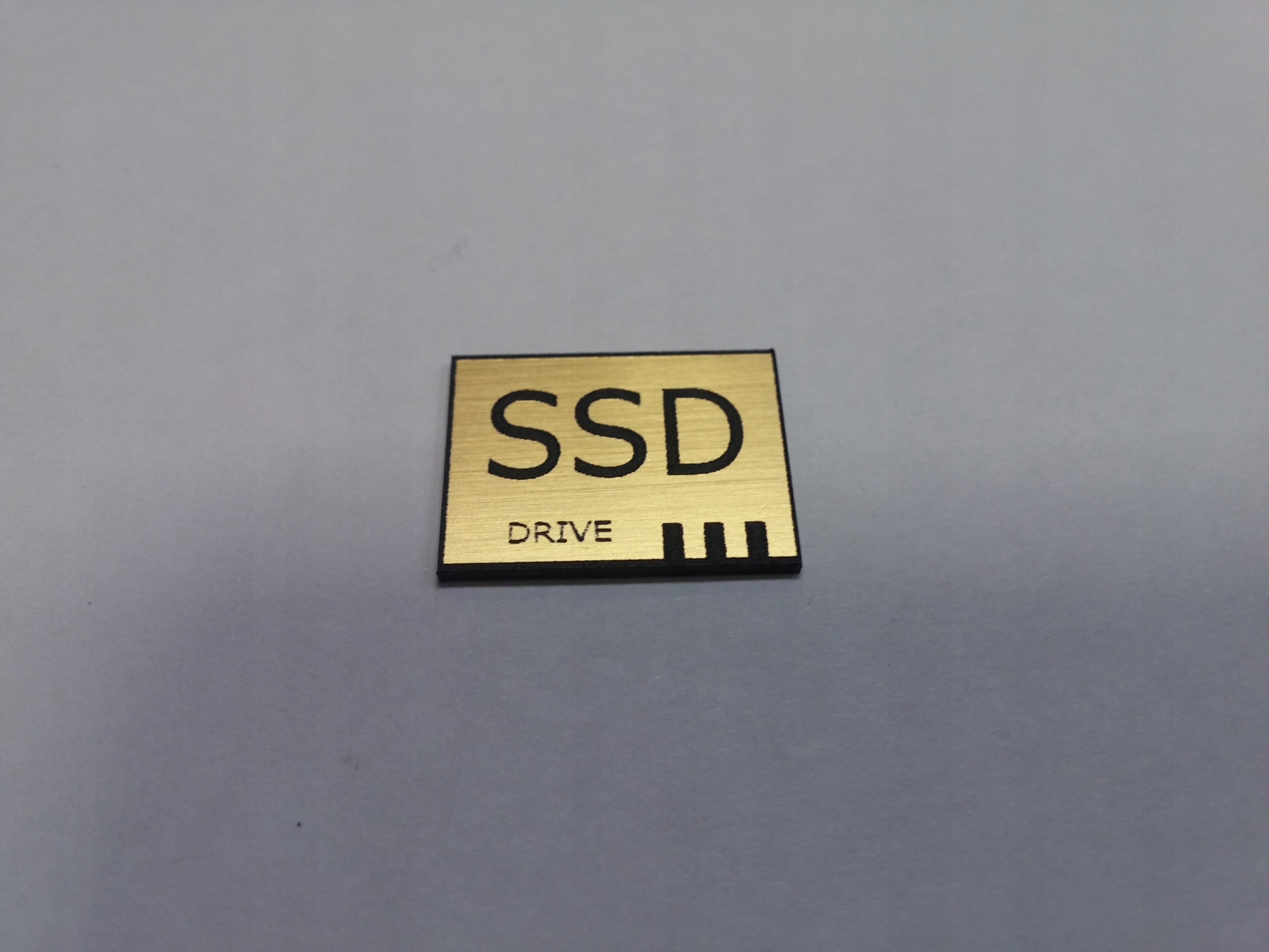

Ssd Drive naklejka emblemat 20 x 15 mm *złota