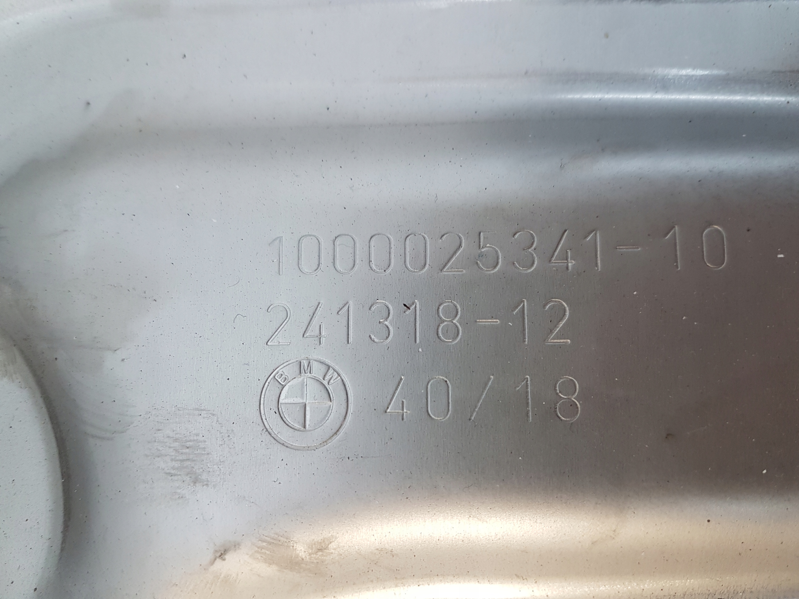 BMW G30 530E tank