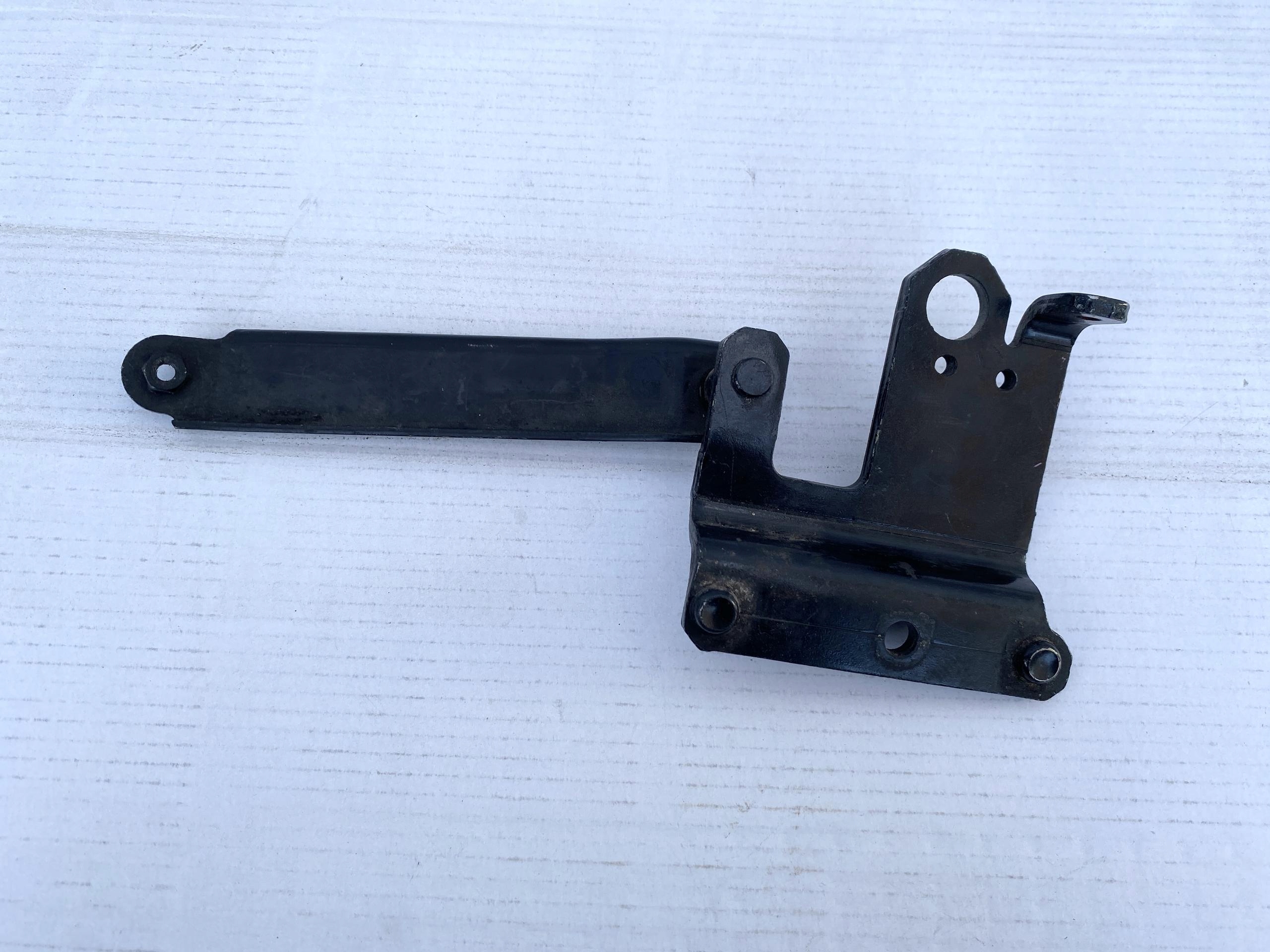 VW T5 MULTIVAN 2.5 TDI 03- hook bracket holder UCHO of the engine