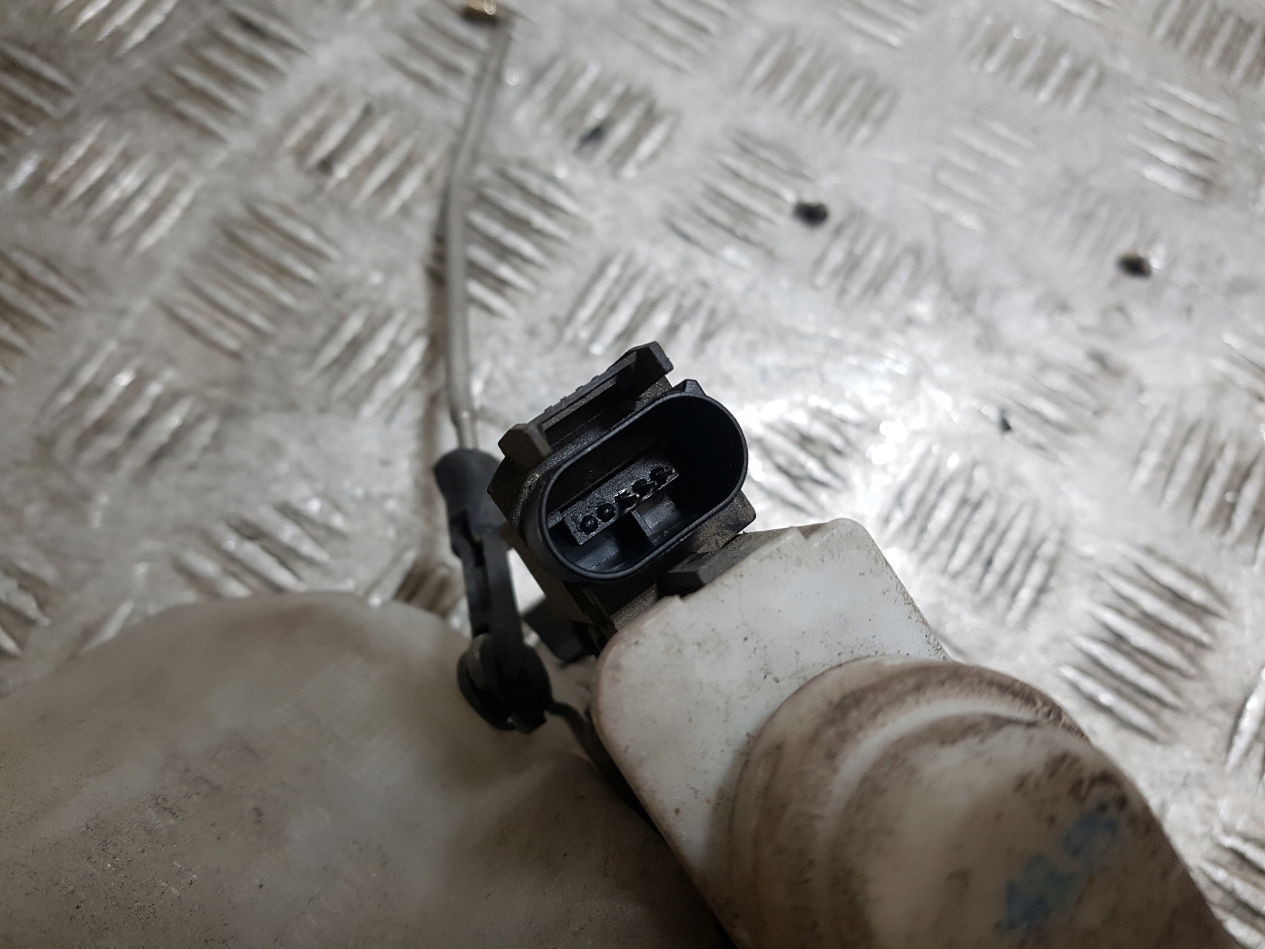 lock door right front AUDI A8 D2 3 PIN