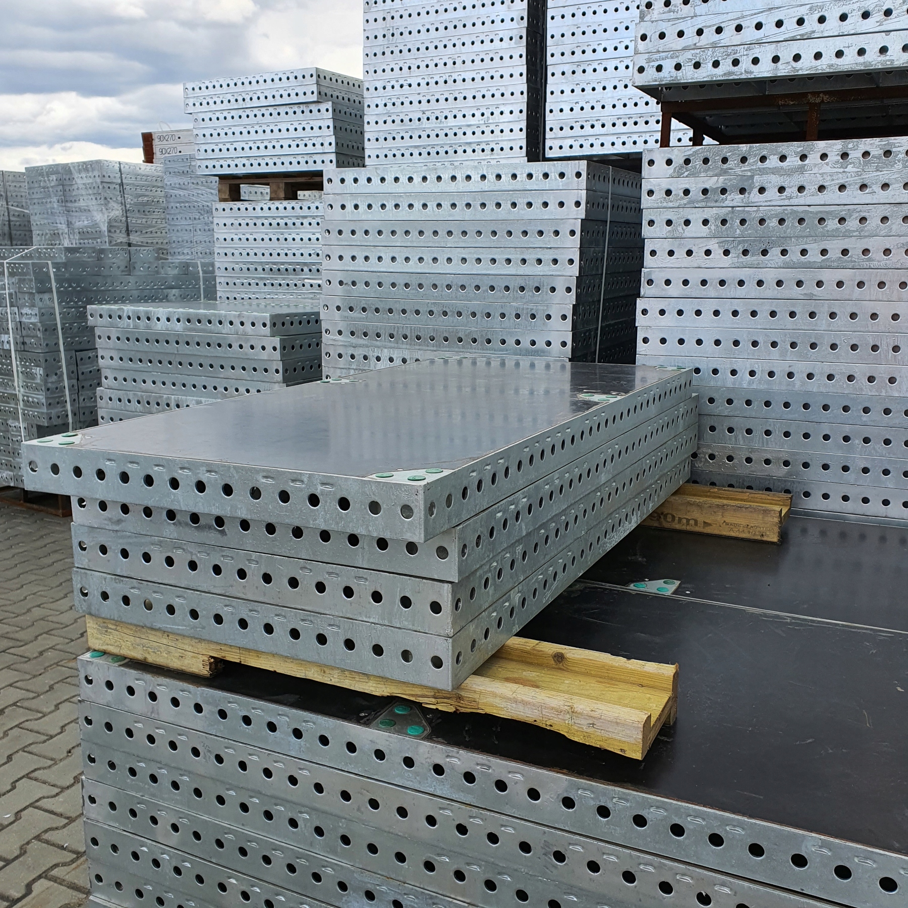 Szalunki płyta VT WIELOOTWOROWA 70x150 typu tekko. Materiał metalowe