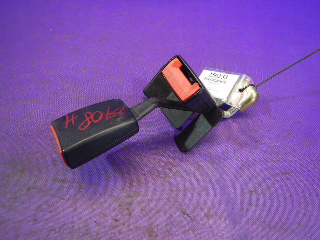 Audi A4 B5 универсал 97-01 защелка ремня 8D0857739D