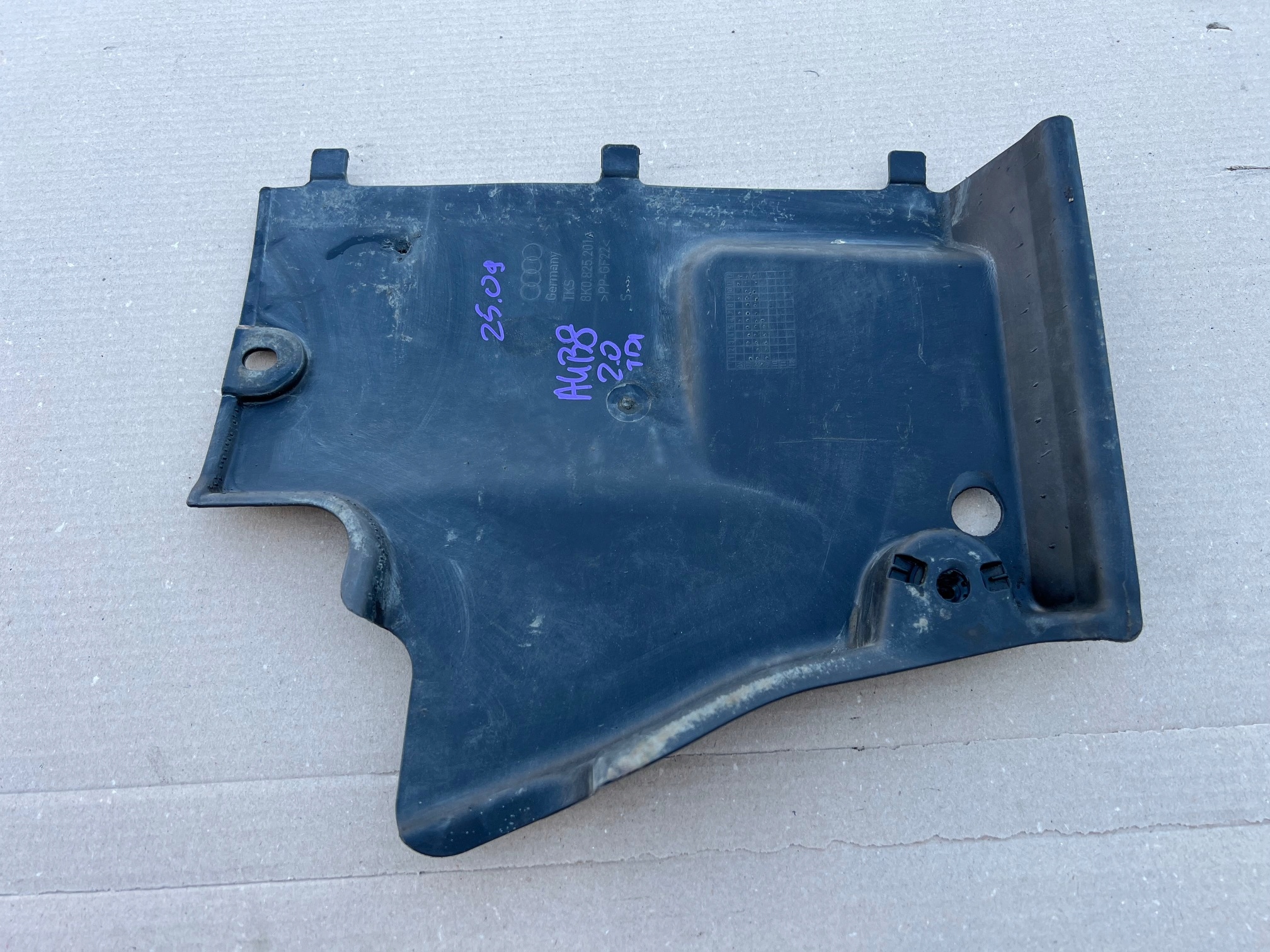 AUDI A4 B8 Blende Abdeckung abdeckung Unterfahrschutz links 8K0825201A
