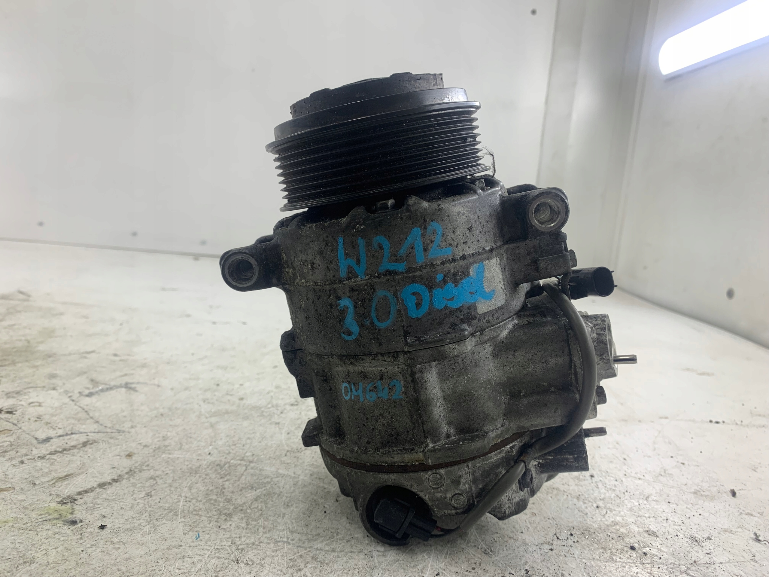 MERCEDES W212 E350 3.0 CDI compressor; compressor of the air conditioning