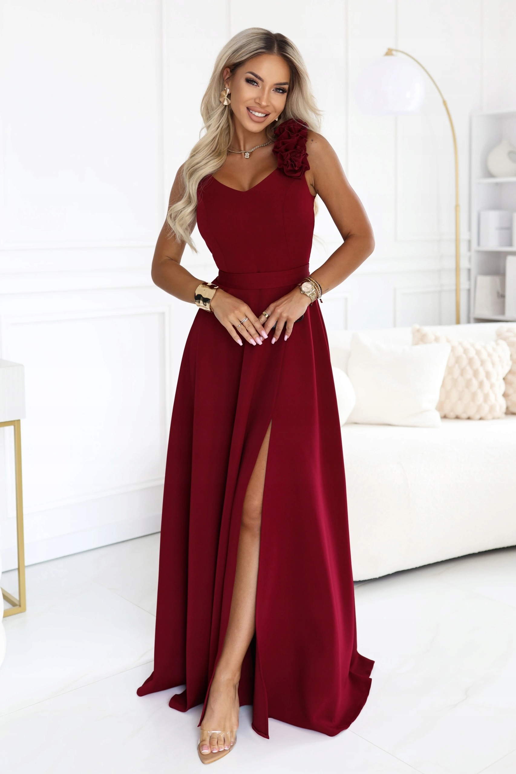 643-9 Elegantní večerní maxi šaty s rozparkem a růžemi vínové