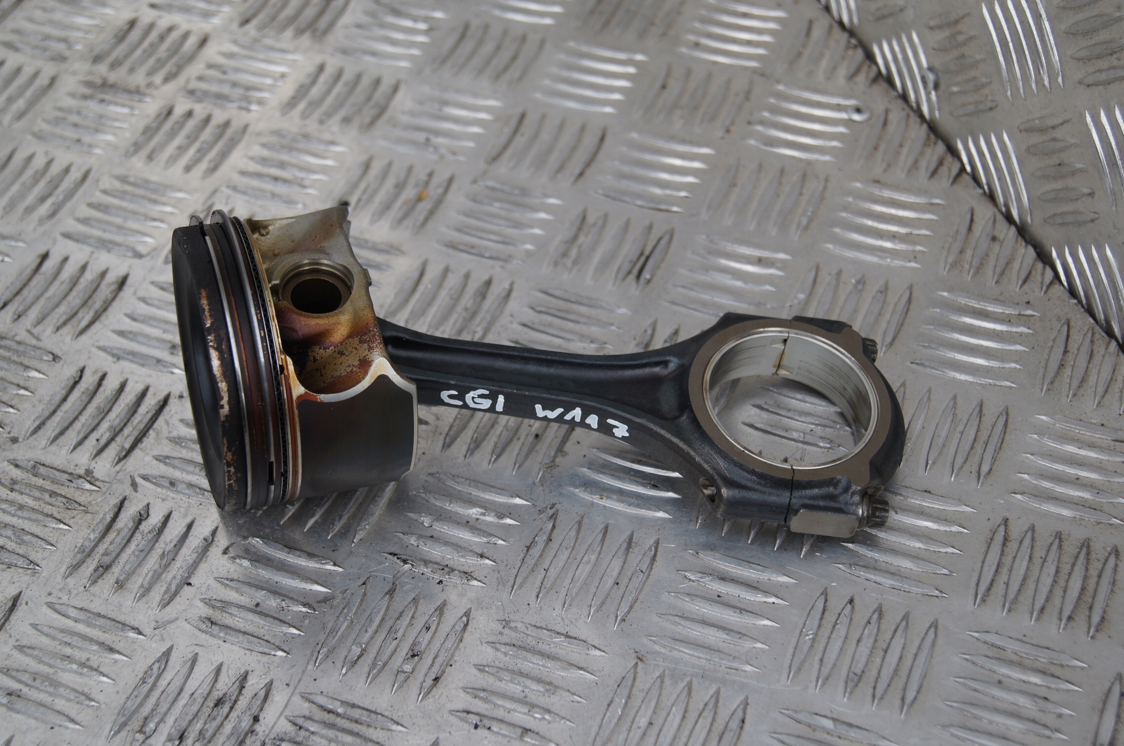 Mercedes W117 1.6 CGI поршень шатун