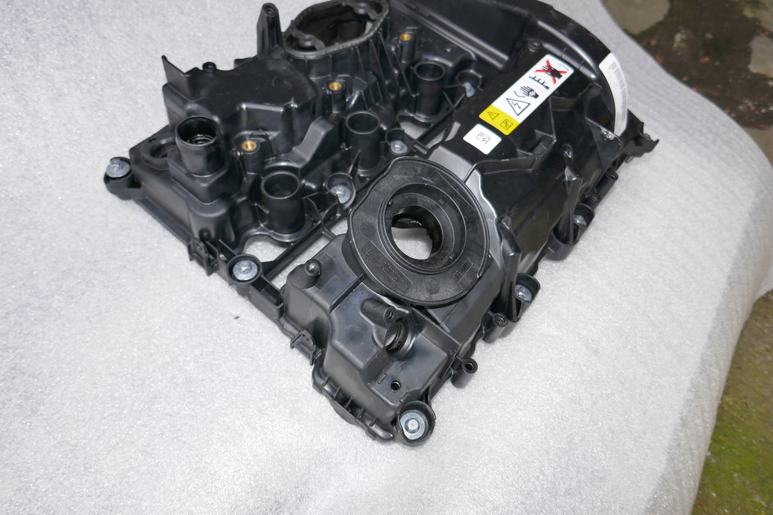 POKRYWA ZAWORÓW BMW F55 F56 F60 1.5 8631744 Producent części BMW OE