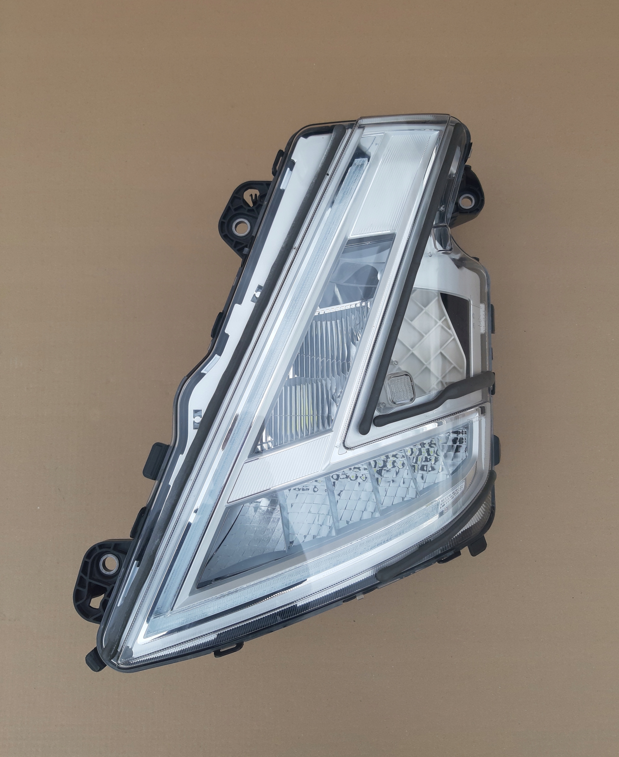 VOLVO FH5 REFLEKTOR LEWY FULL LED LAMPA LEWA Numer katalogowy części 24056511