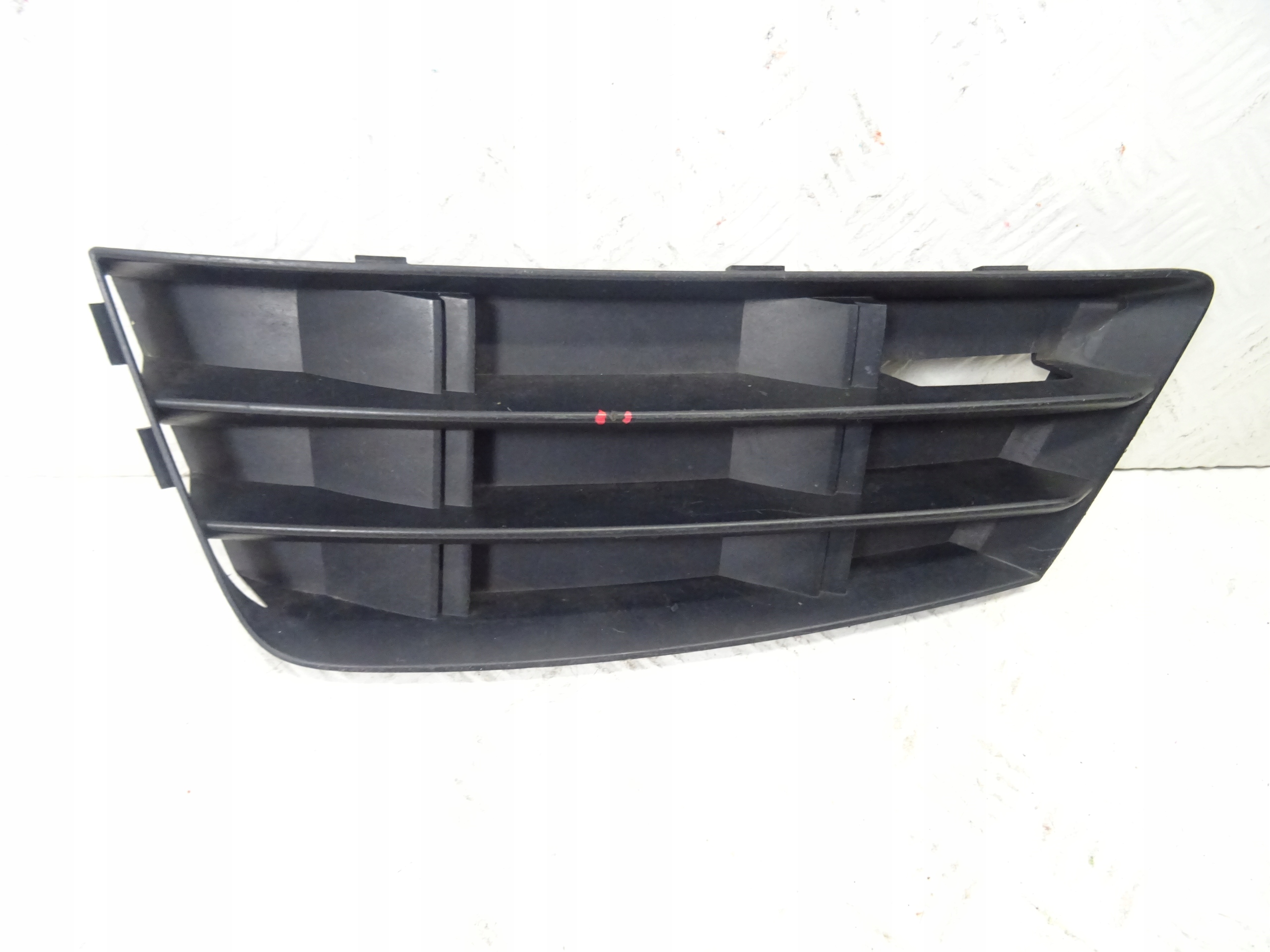 grid of a bumper front front left AUDI A4 B9 8W0807681B