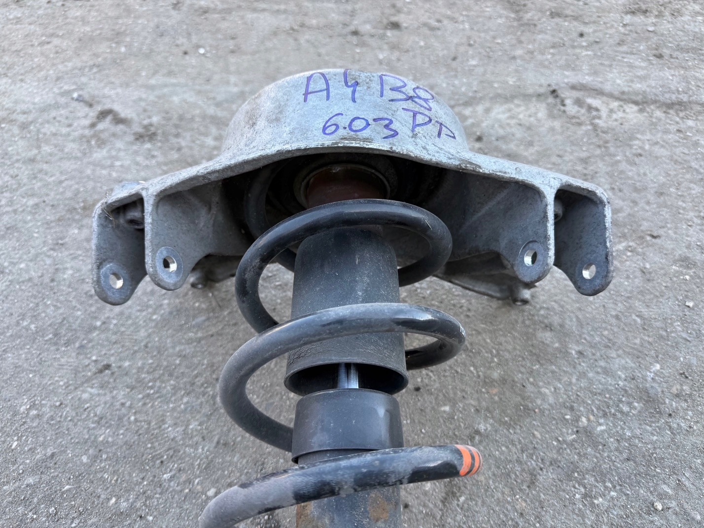 AUDI A4 B8 KOMBI AVANT 2.0 TDI shock absorber right front front 8K0031CH