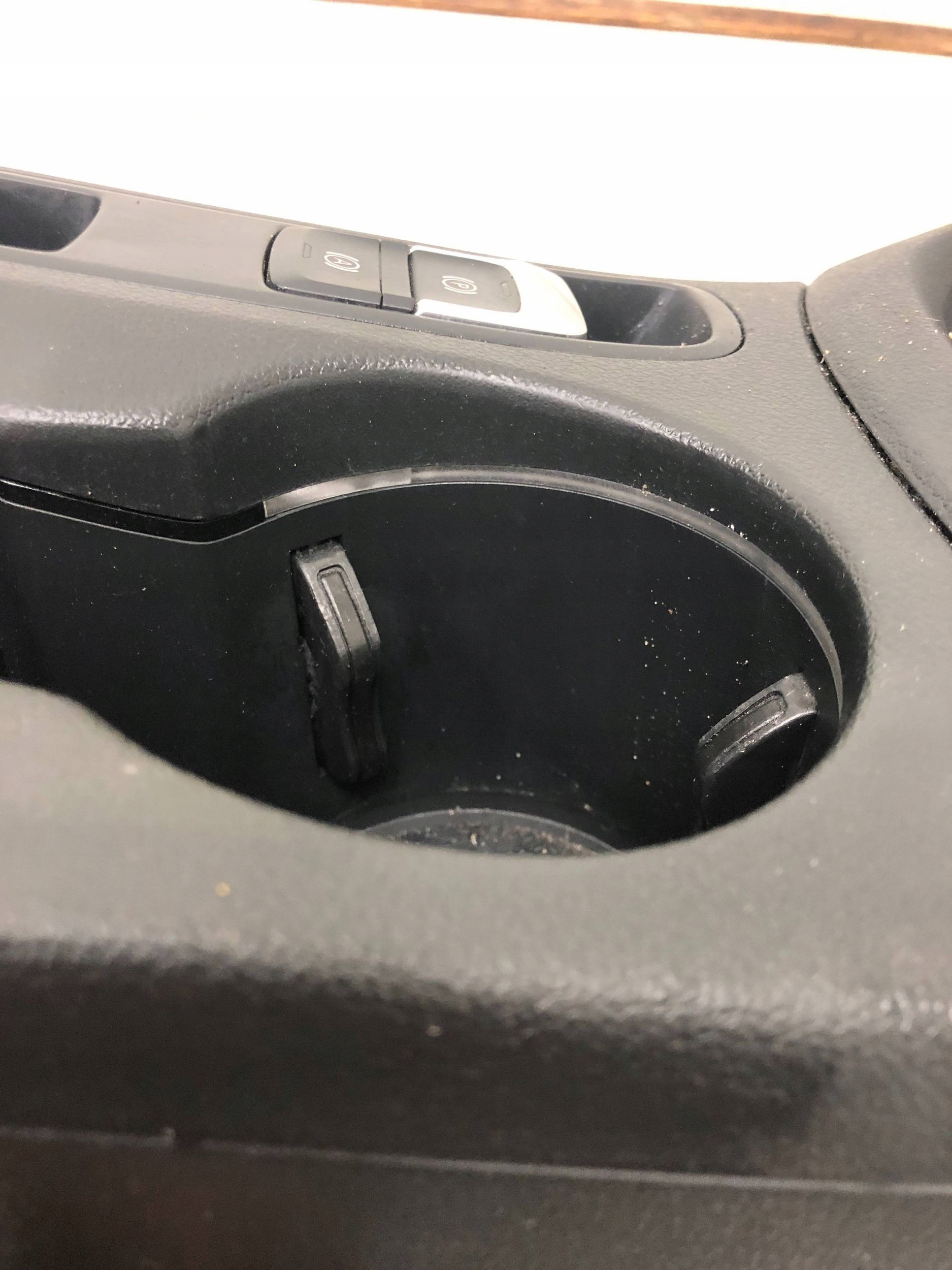 AUDI Q3 8U TUNEL central UCHWUT for KUBEK armrest MATERIAL EUROPA
