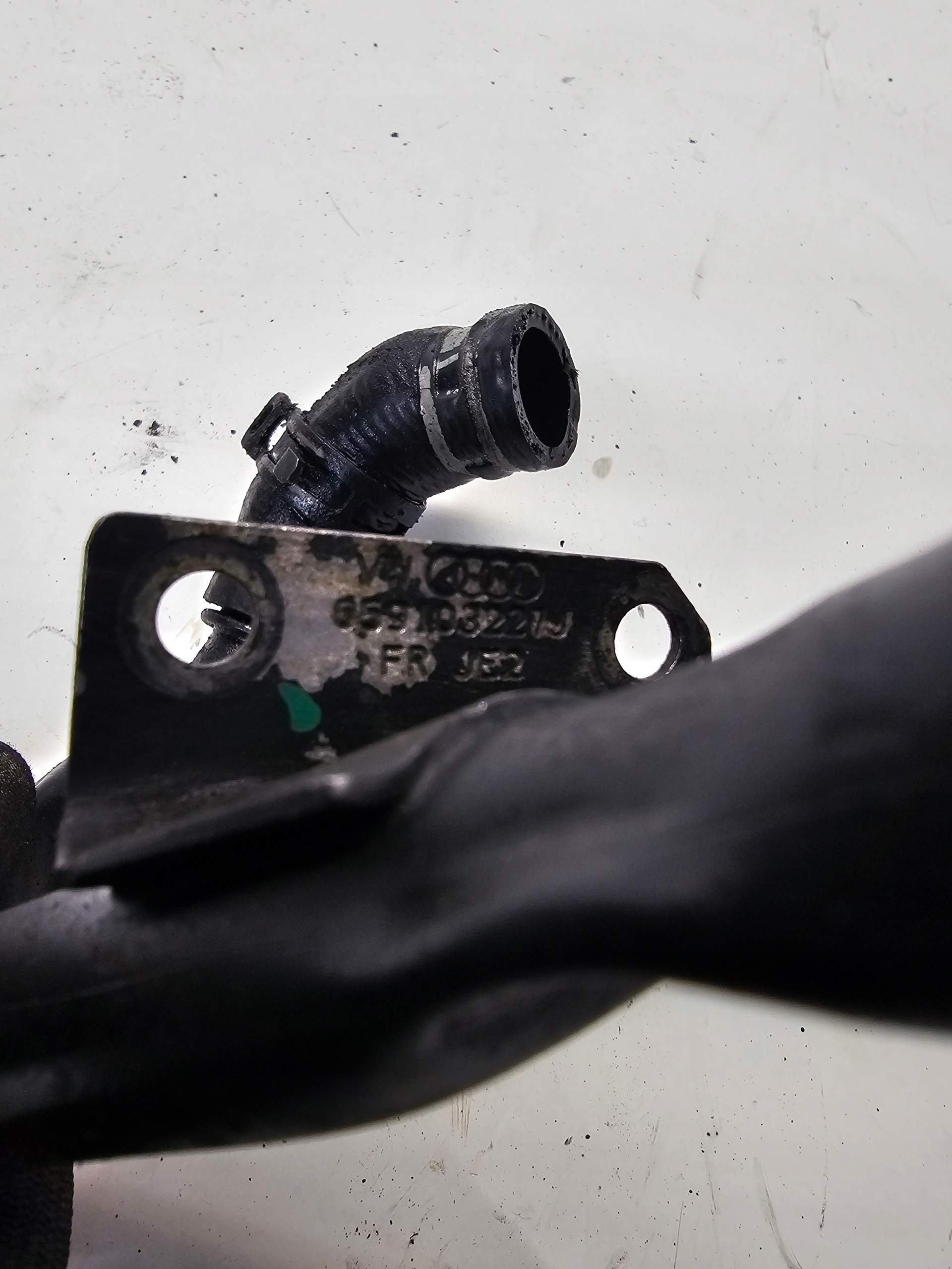 trouba hadice vody AUDI A4 B8 A5 2.7 CAM 059103227J